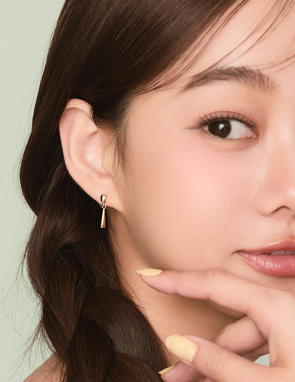 俐落金色水滴。針式耳環