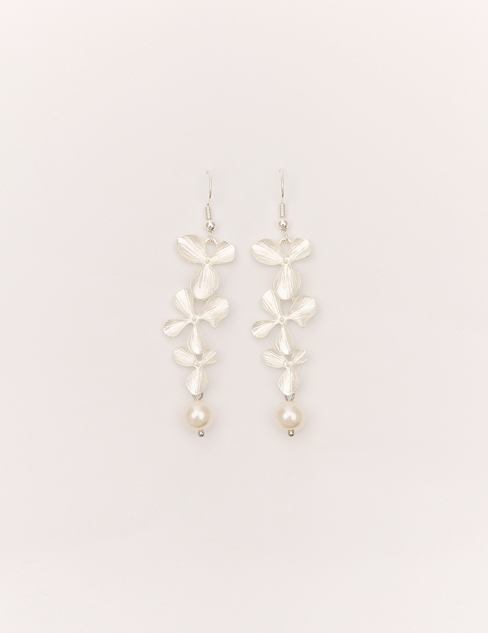 銀花珍珠垂墜。針式耳環