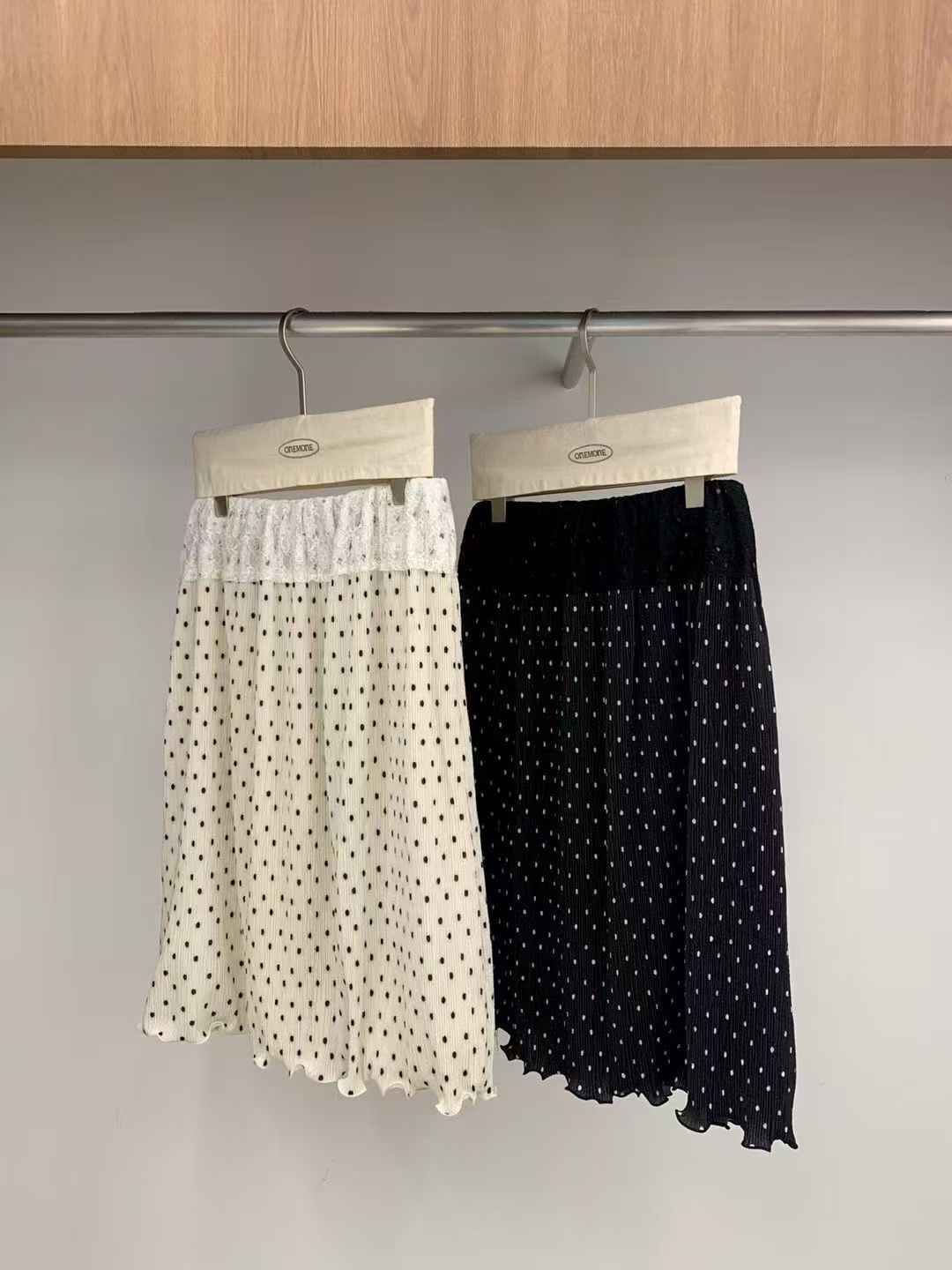 OM6049 木耳邊點點裙