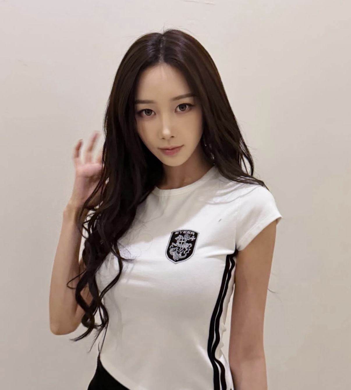 (Giselle同款) EYEER - Shield Logo Short Sleeve Top (White)