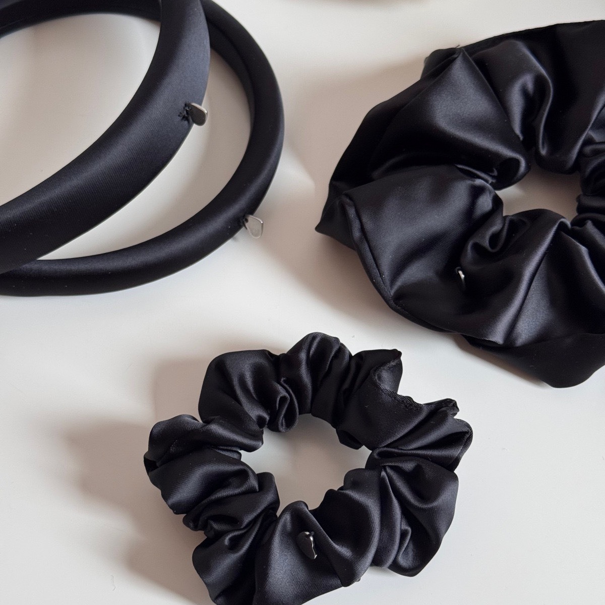 No.9260 小款銀色愛心緞面髮圈