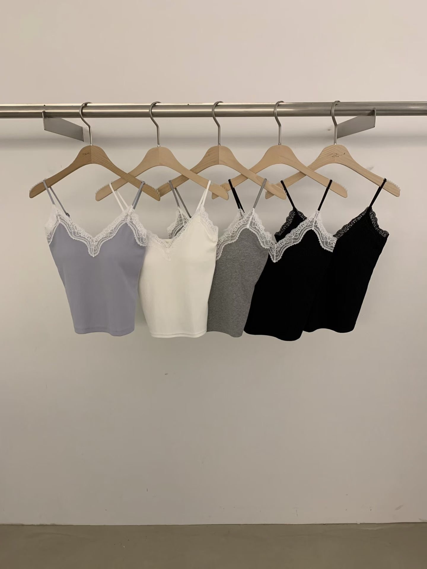 蕾絲V領細肩帶Bratop