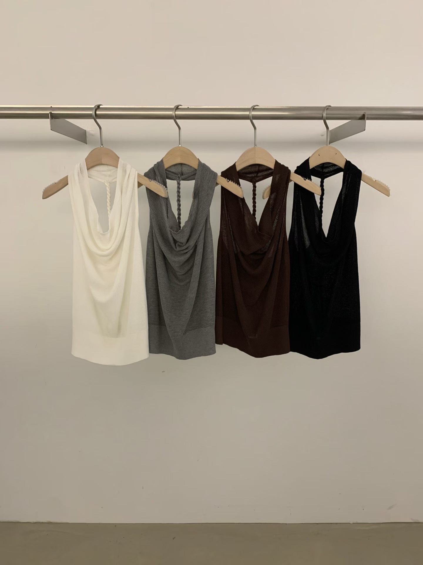 後露背垂墜領口造型針織衫