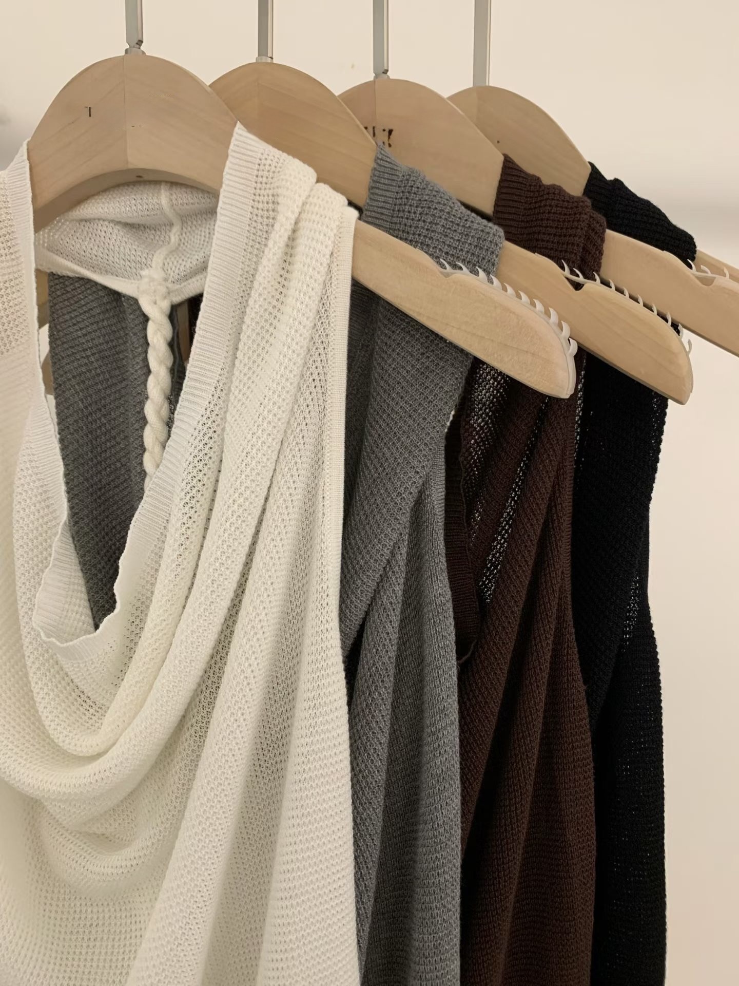 後露背垂墜領口造型針織衫