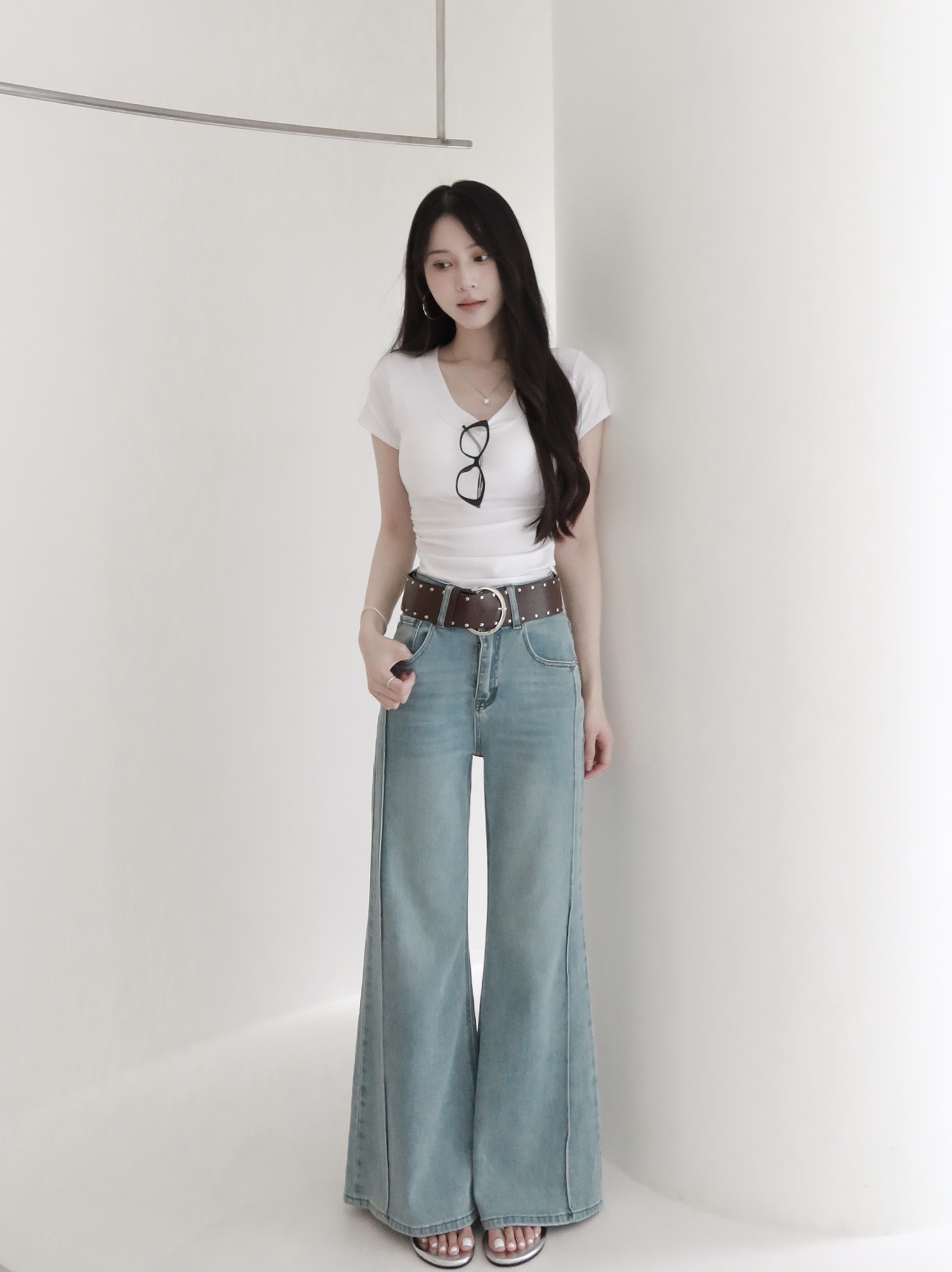 知性皮帶直筒微喇牛仔褲