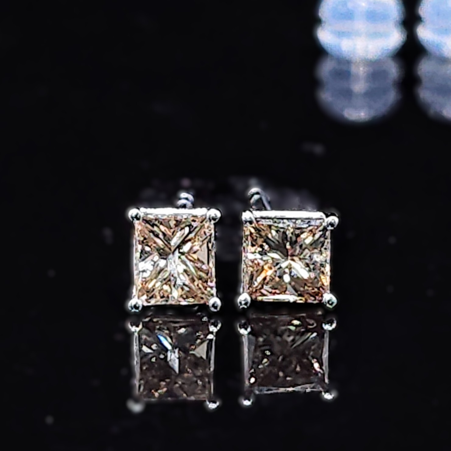 全新18K白金【主石95份咖啡方形鑽】耳環