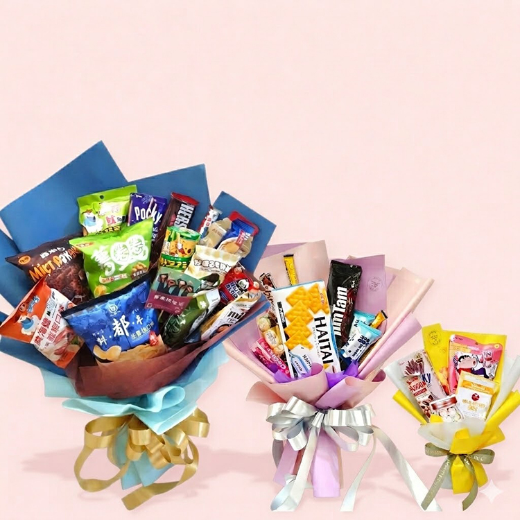 三束不同尺寸的零食花束擺放在粉色背景前,左為藍色包裝大花束,中為粉紫色包裝中花束,右為黃色包裝小花束,內含多款餅乾與巧克力零食。