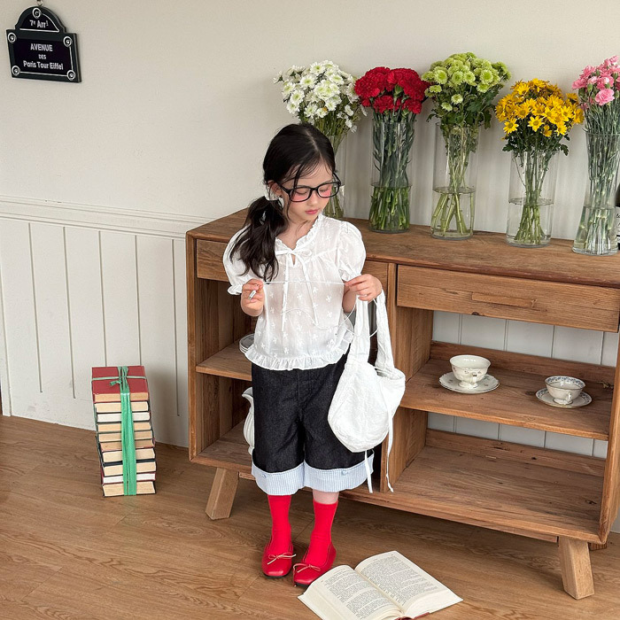 正韓夏NINIBELLO 兩色刺繡蝴蝶結甜美上衣