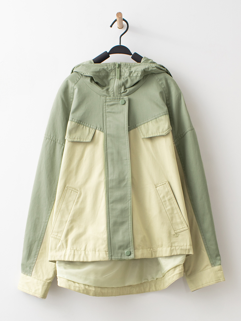 日系配色剪接下擺抽繩繭型連帽短風衣