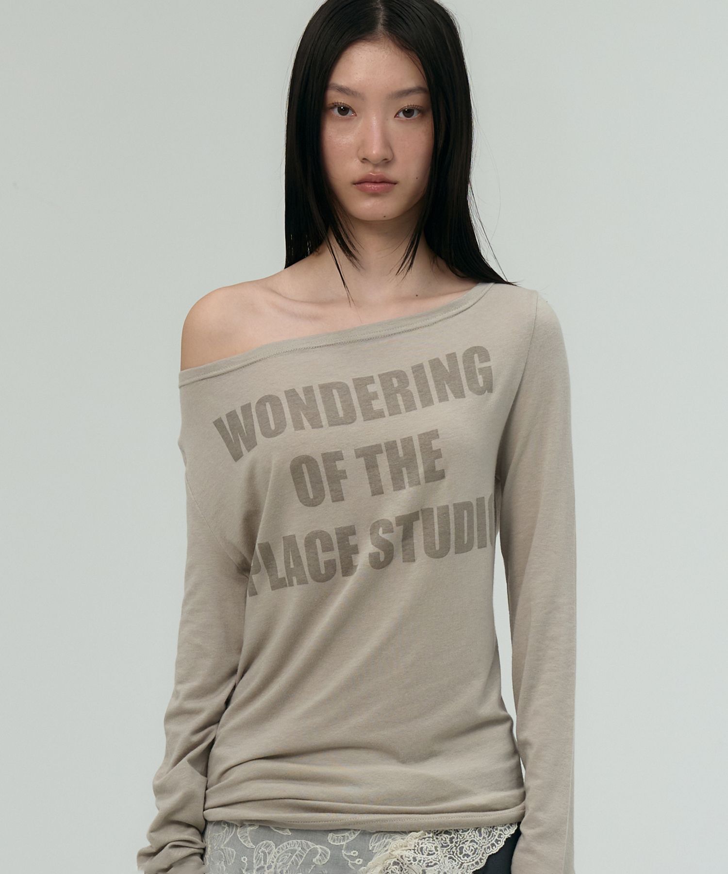 PLACE STUDIO 寬版露肩透膚印花長袖上衣 25S777186