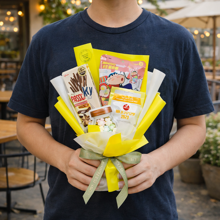 男生雙手持著小巧精緻的黃色零食花束,亮眼的配色在戶外背景下顯得活力十足,是傳遞心意的實用首選。