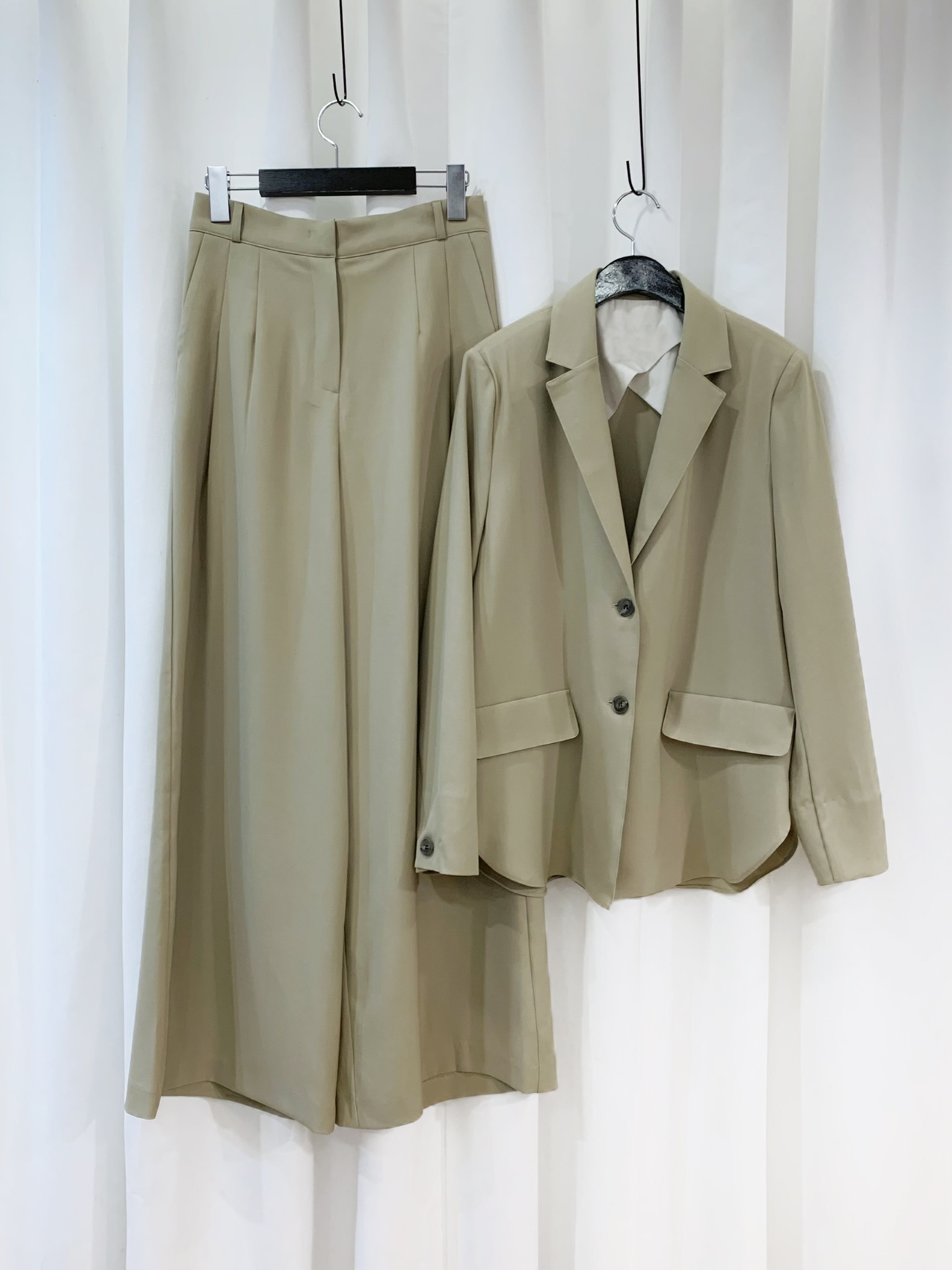 輕盈柔滑西裝外套