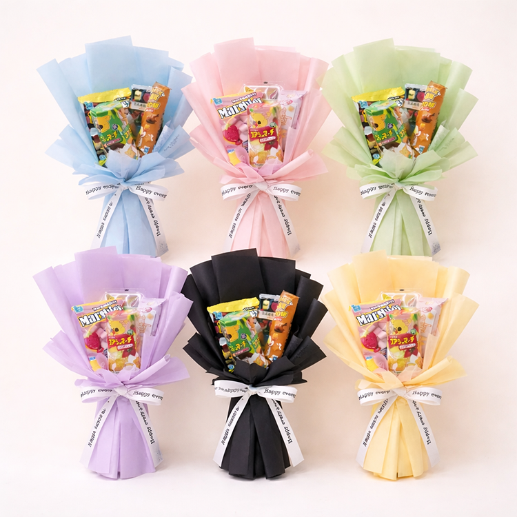 六款馬卡龍色系零食花束展示圖,包含藍、粉、綠、紫、黑、黃包裝紙,每束以白色緞帶綁結,花束內放入各式糖果與零食,整體呈現可愛甜美的送禮風格。