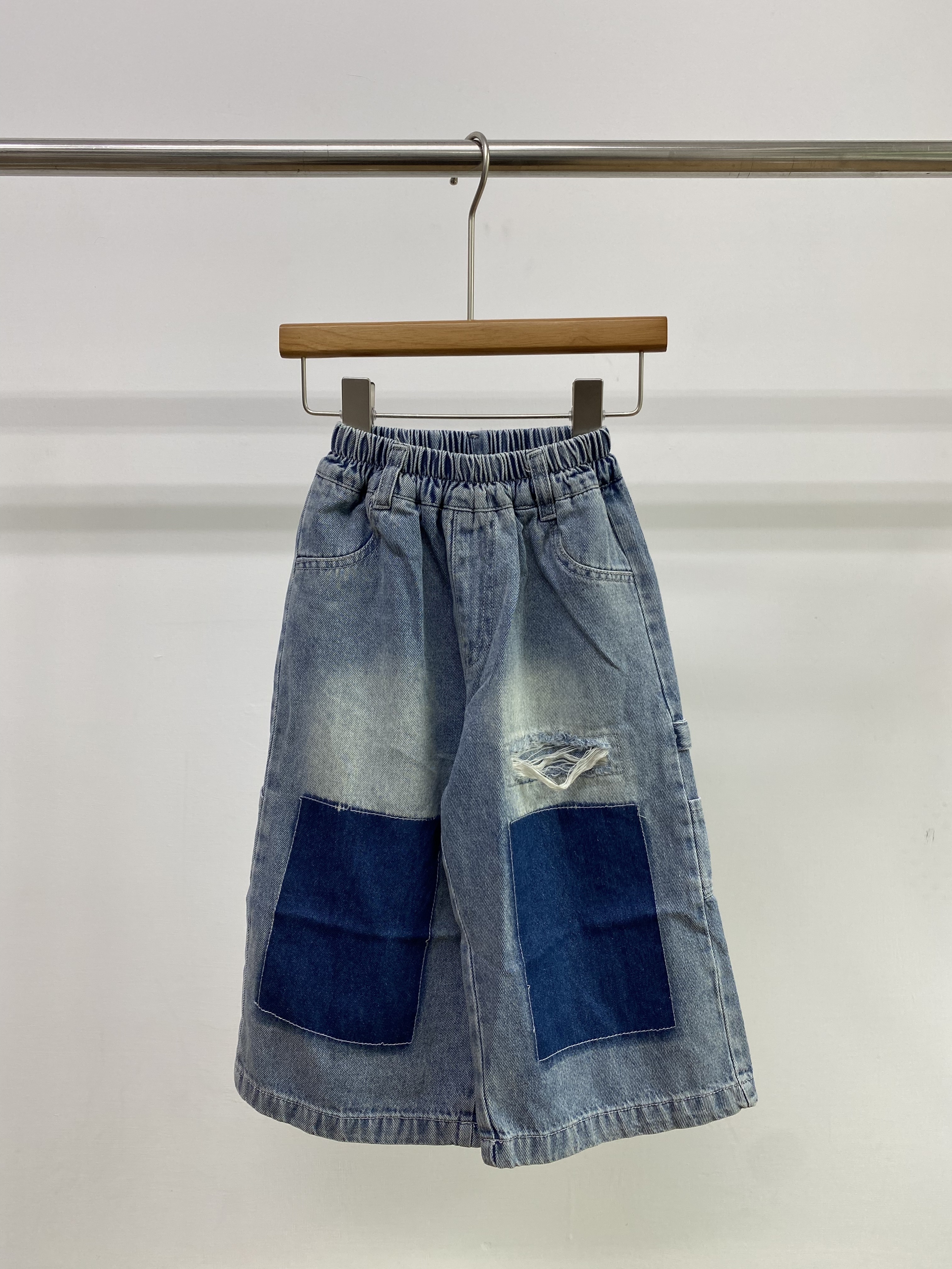 A04796刷破補丁造型牛仔寬褲