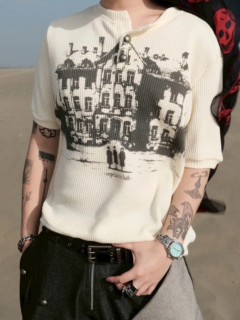 Orphans Club 華夫格 亨利領 卯釘釦 大房子 Logo 份量感 短袖