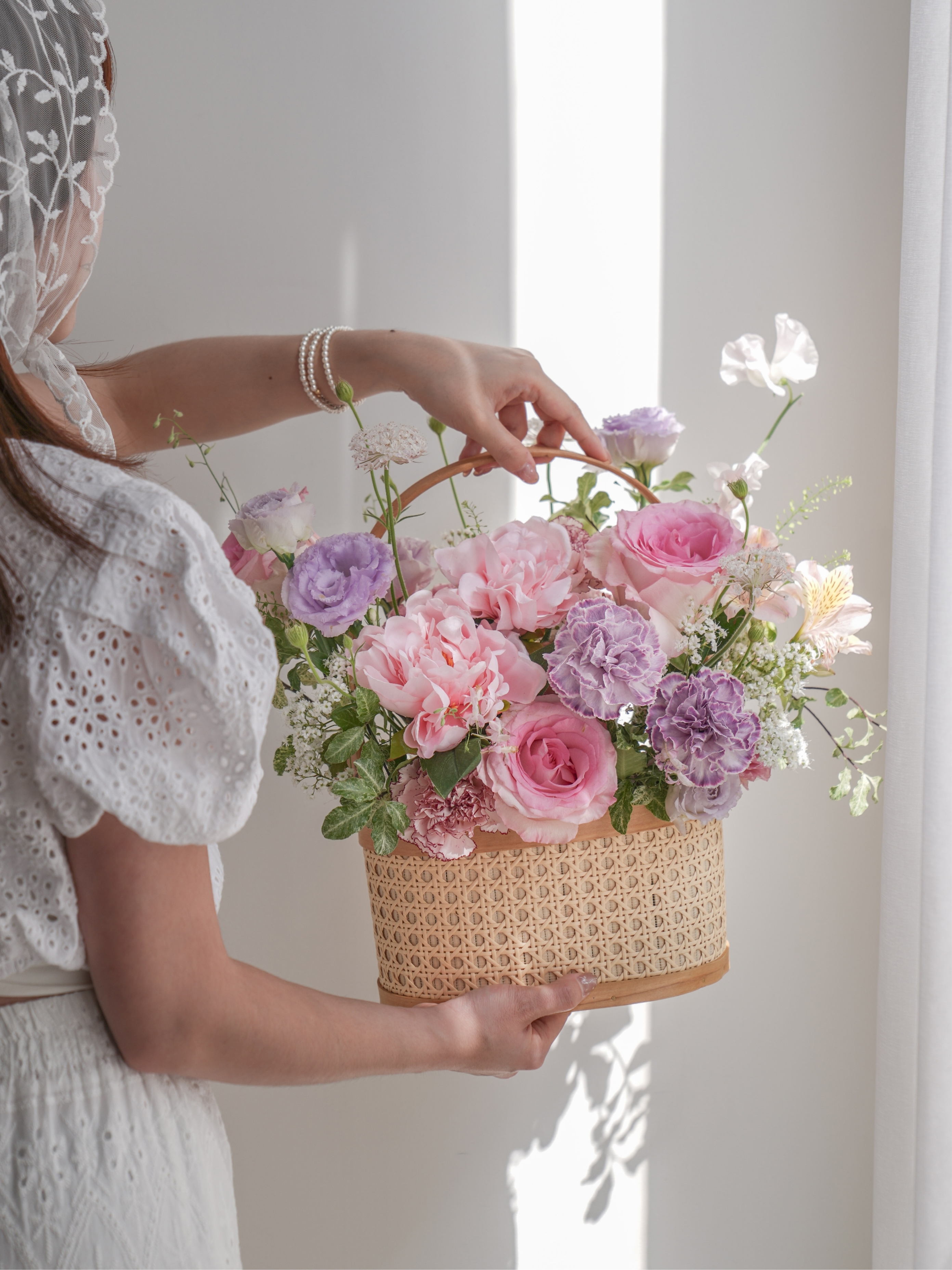 塞納河畔的午後—蝴蝶蘭與芍藥 編織提籃花