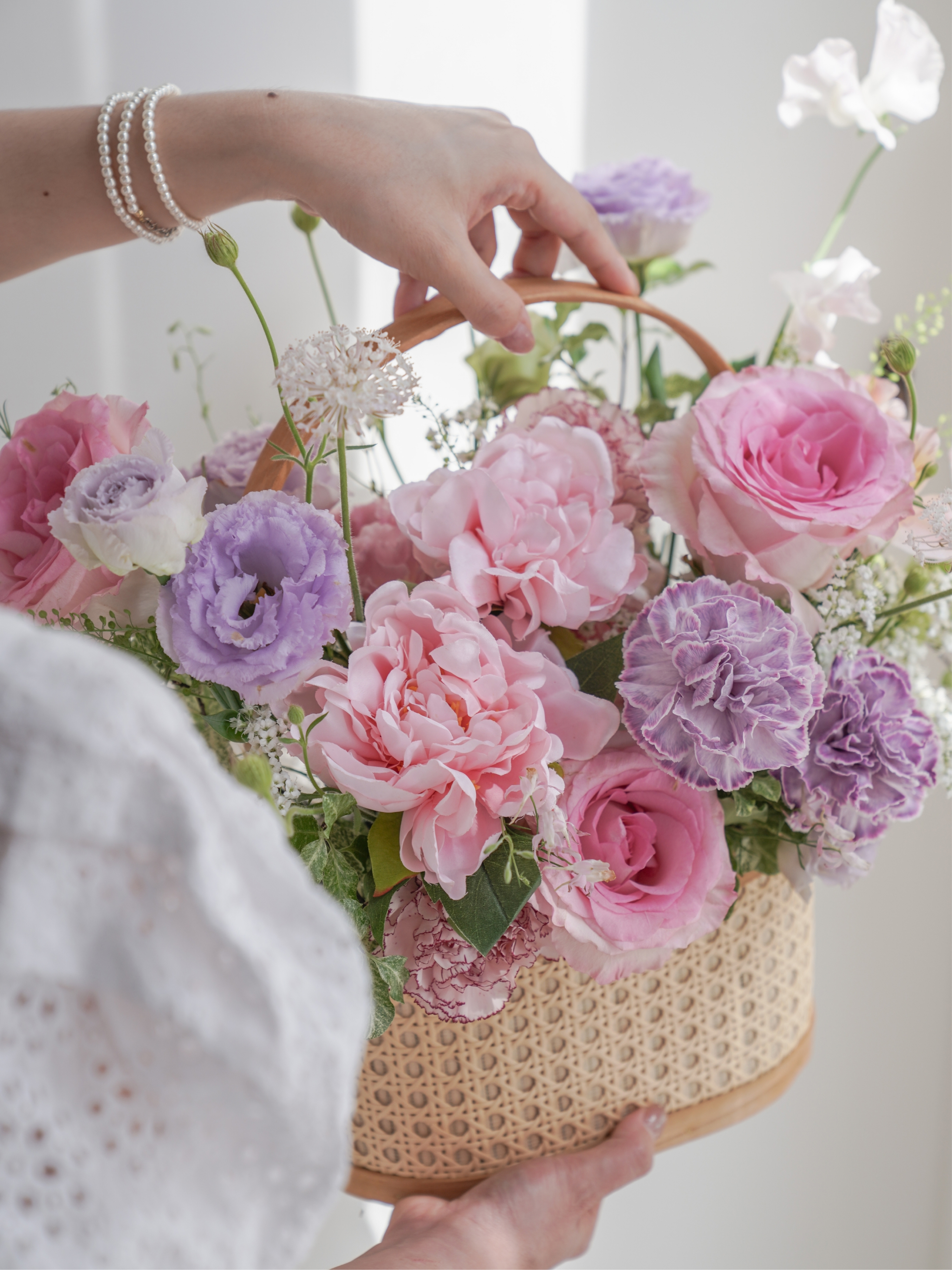 塞納河畔的午後—蝴蝶蘭與芍藥 編織提籃花