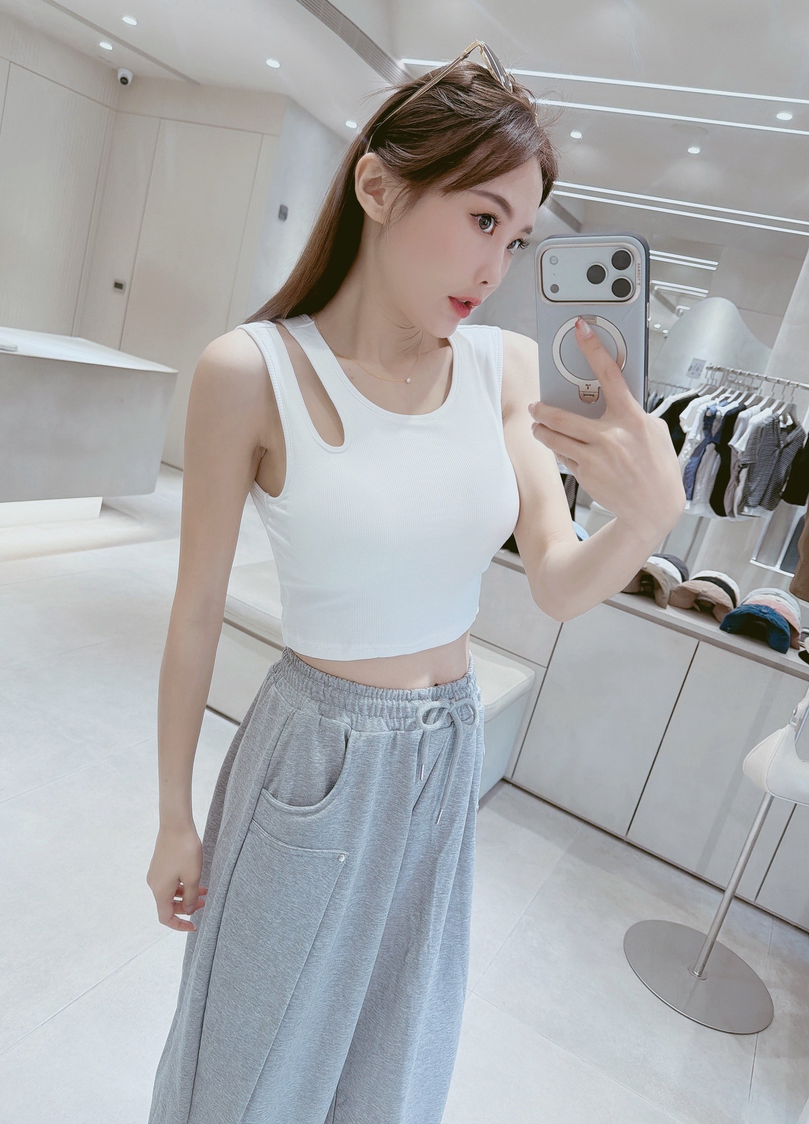 單肩挖洞簍空罩杯背心