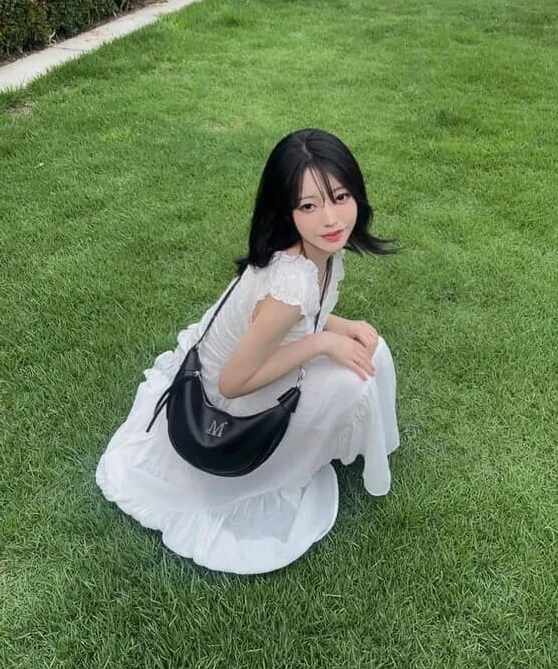 （預購）韓國 MUCENT 金屬標誌 半月形斜挎包