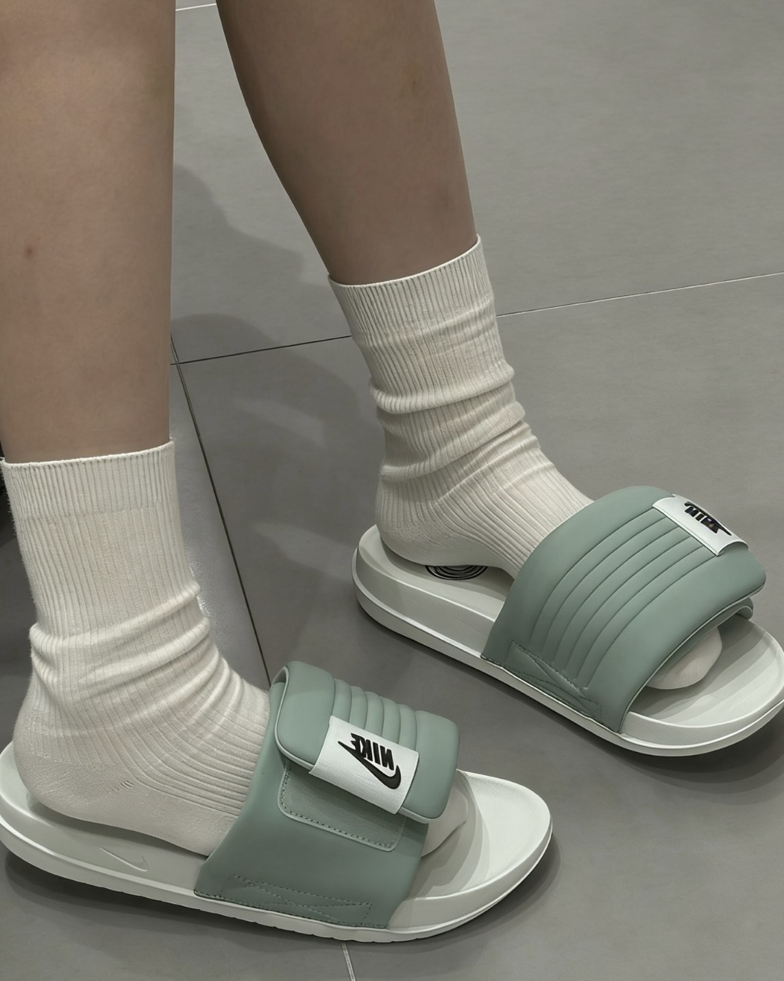 【逢甲FUZZY】W Nike Offcourt Slide "Barely Green/Steam" 魔鬼氈 綠色 DV1033-300