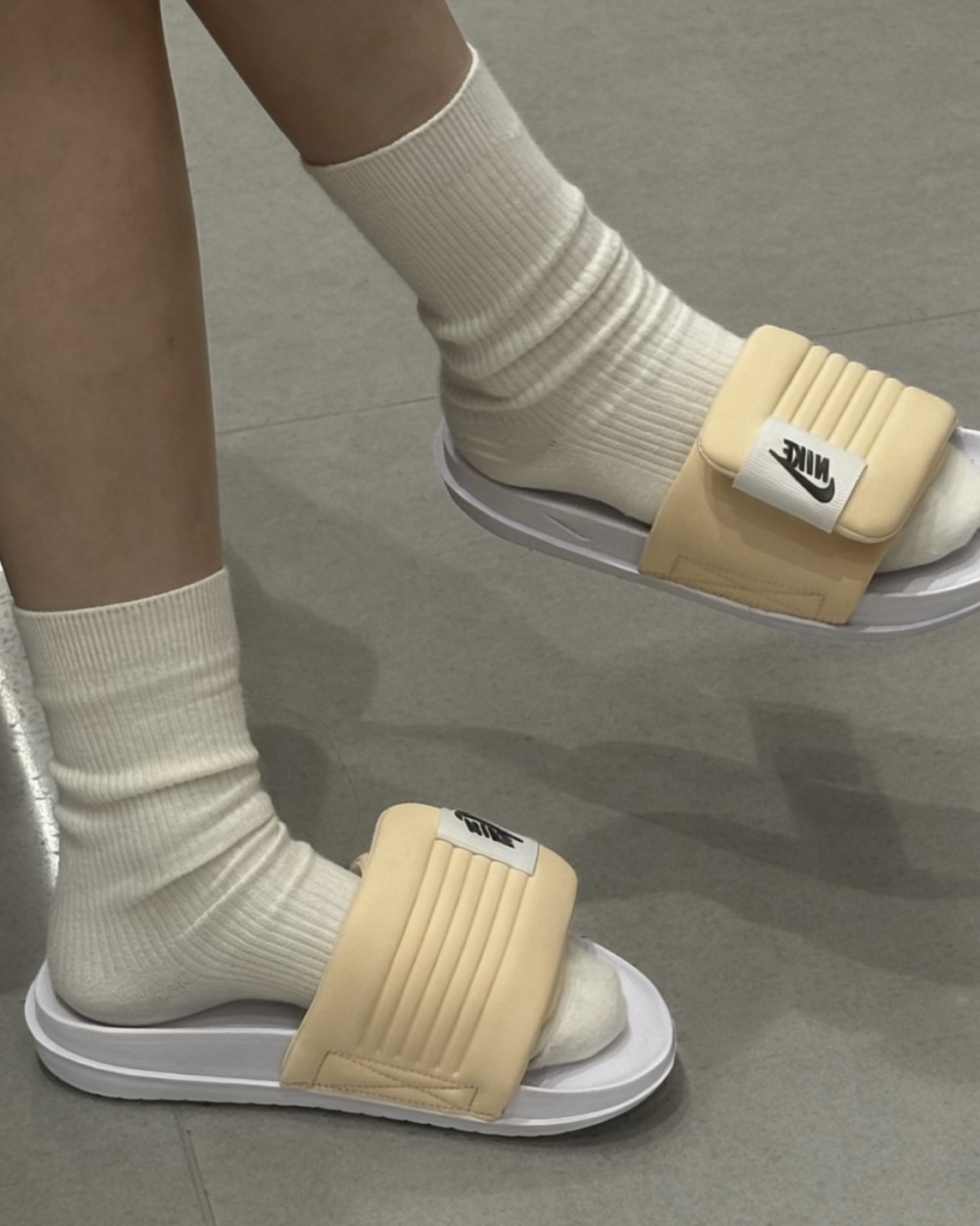 【逢甲FUZZY】W Nike Offcourt Slide "Beige/Sand" 魔鬼氈 杏色 DV1033-105