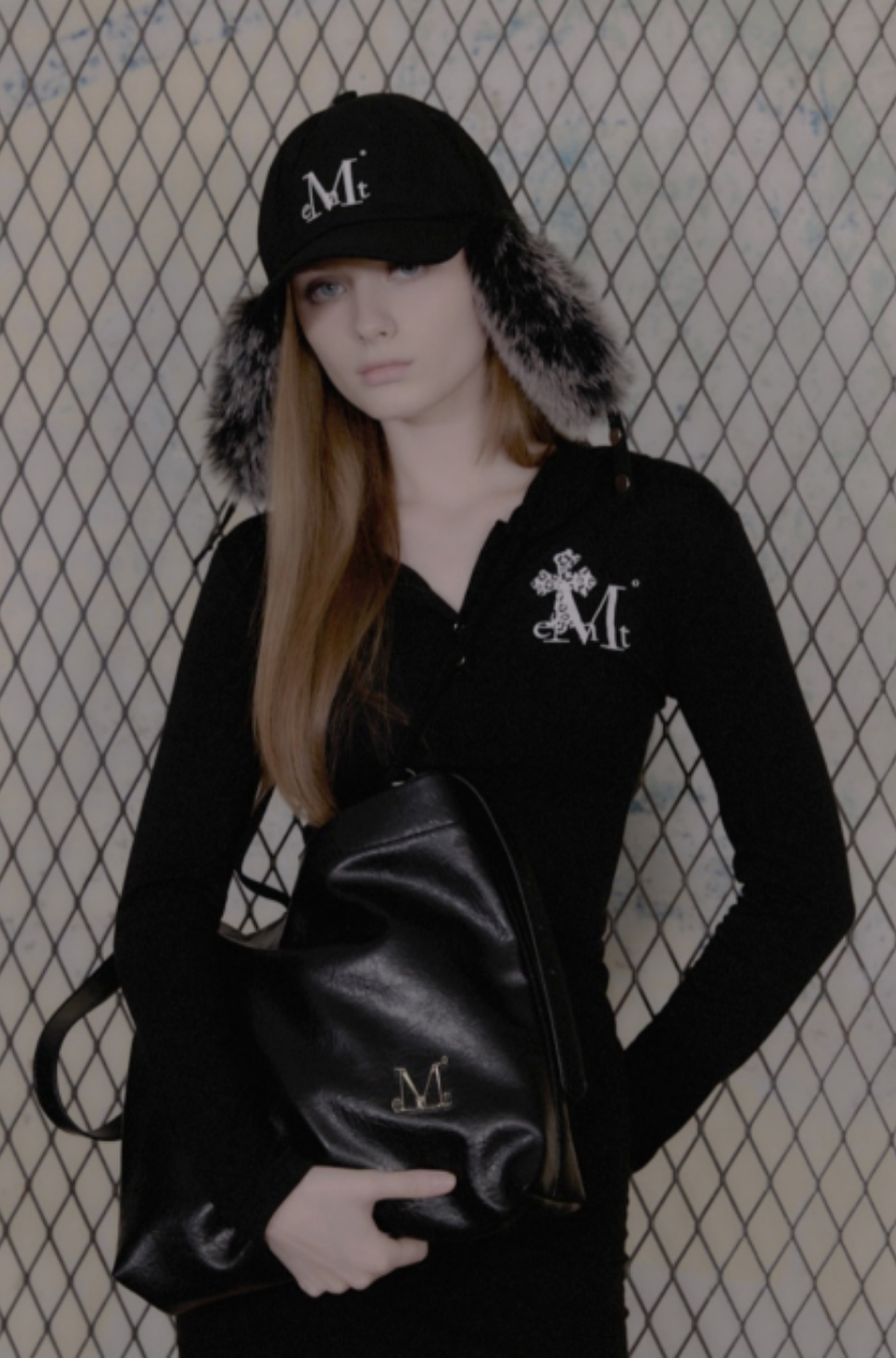 【 4/19收單 】MUCENT ECLAT 金屬 LOGO 中性斜背包 (附贈小包) 韓國