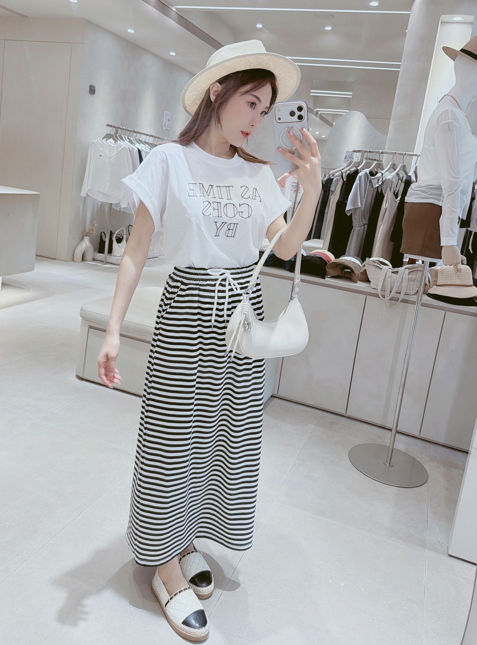 縫線簍空字母衣+條紋長裙