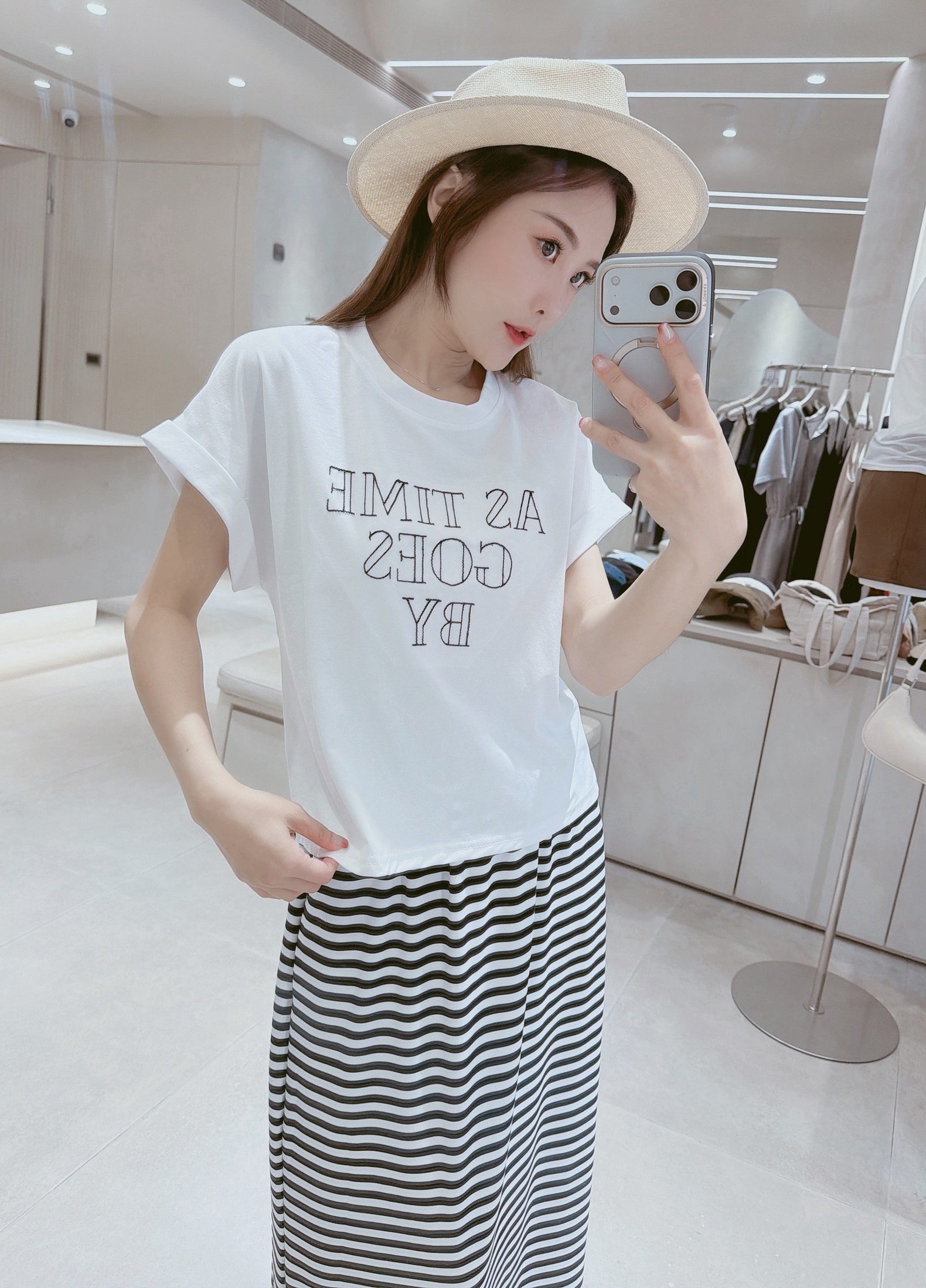 縫線簍空字母衣+條紋長裙