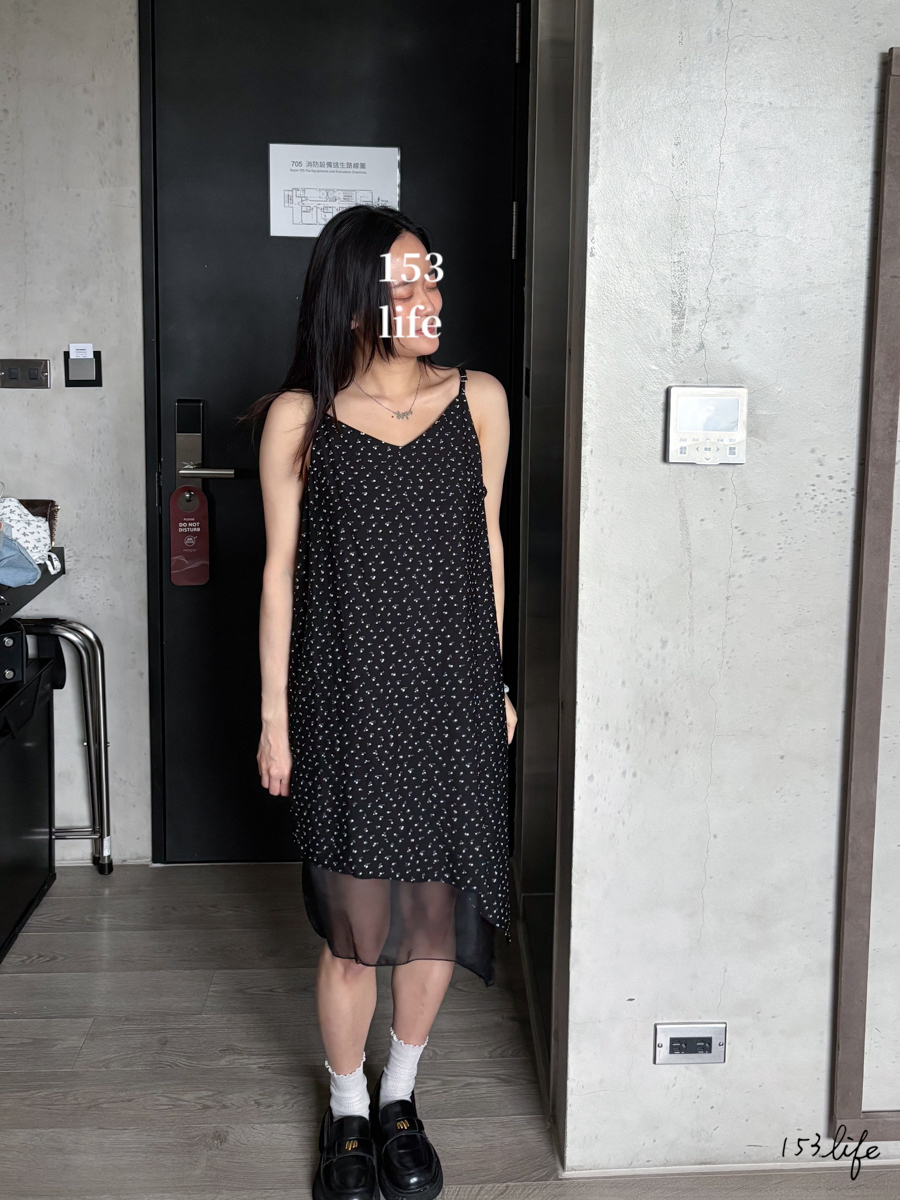 A16下擺不規則拼接碎花小洋裝肩帶可調(黑)