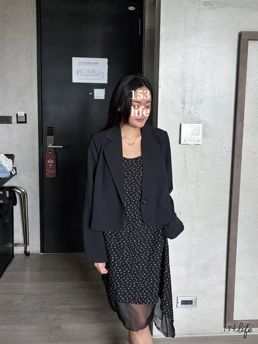 A16下擺不規則拼接碎花小洋裝肩帶可調(黑)