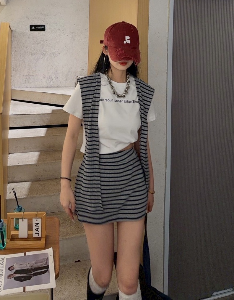 披肩+字母棉質衣+條紋褲裙