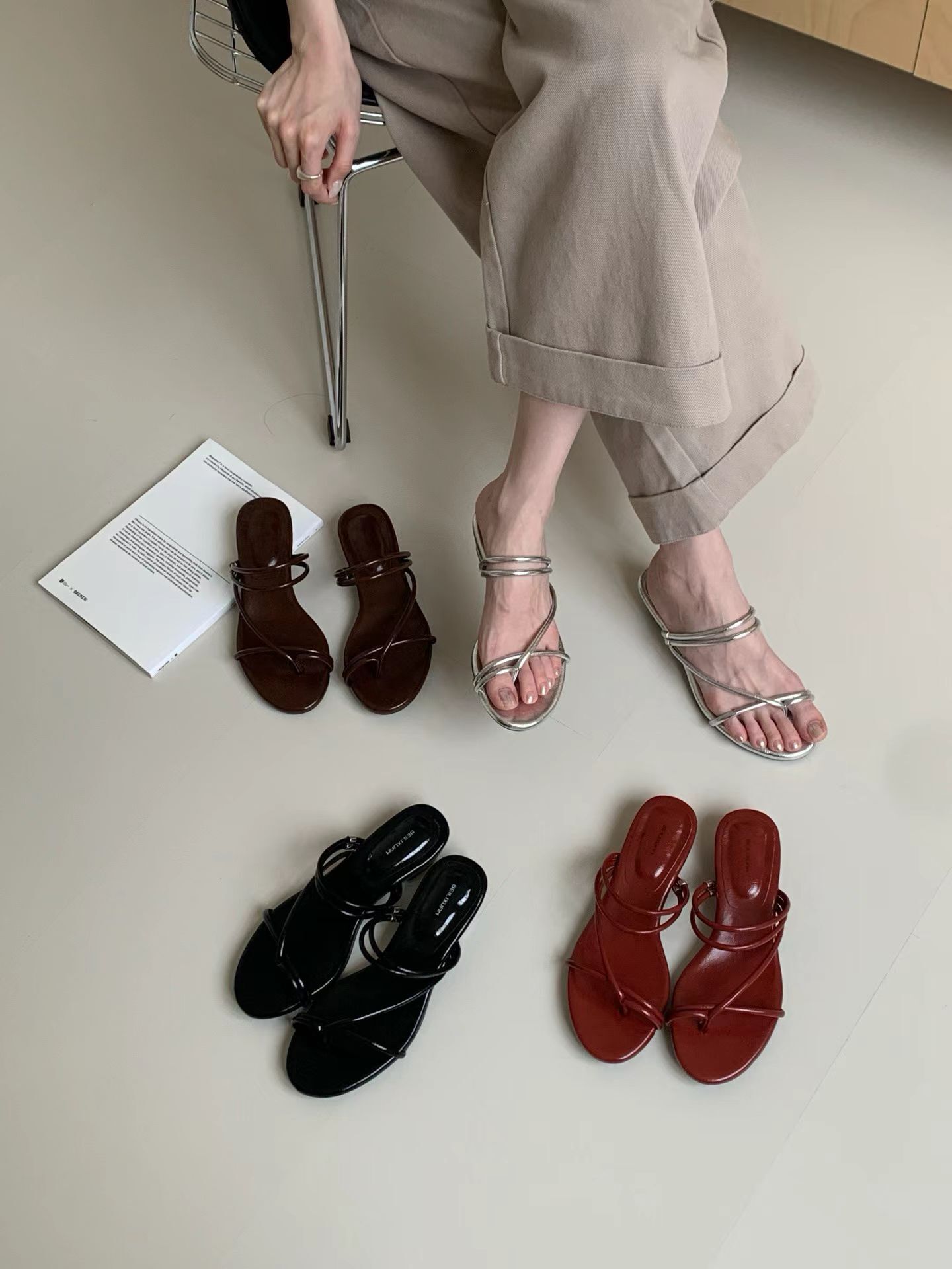 極簡線條細帶套趾涼拖