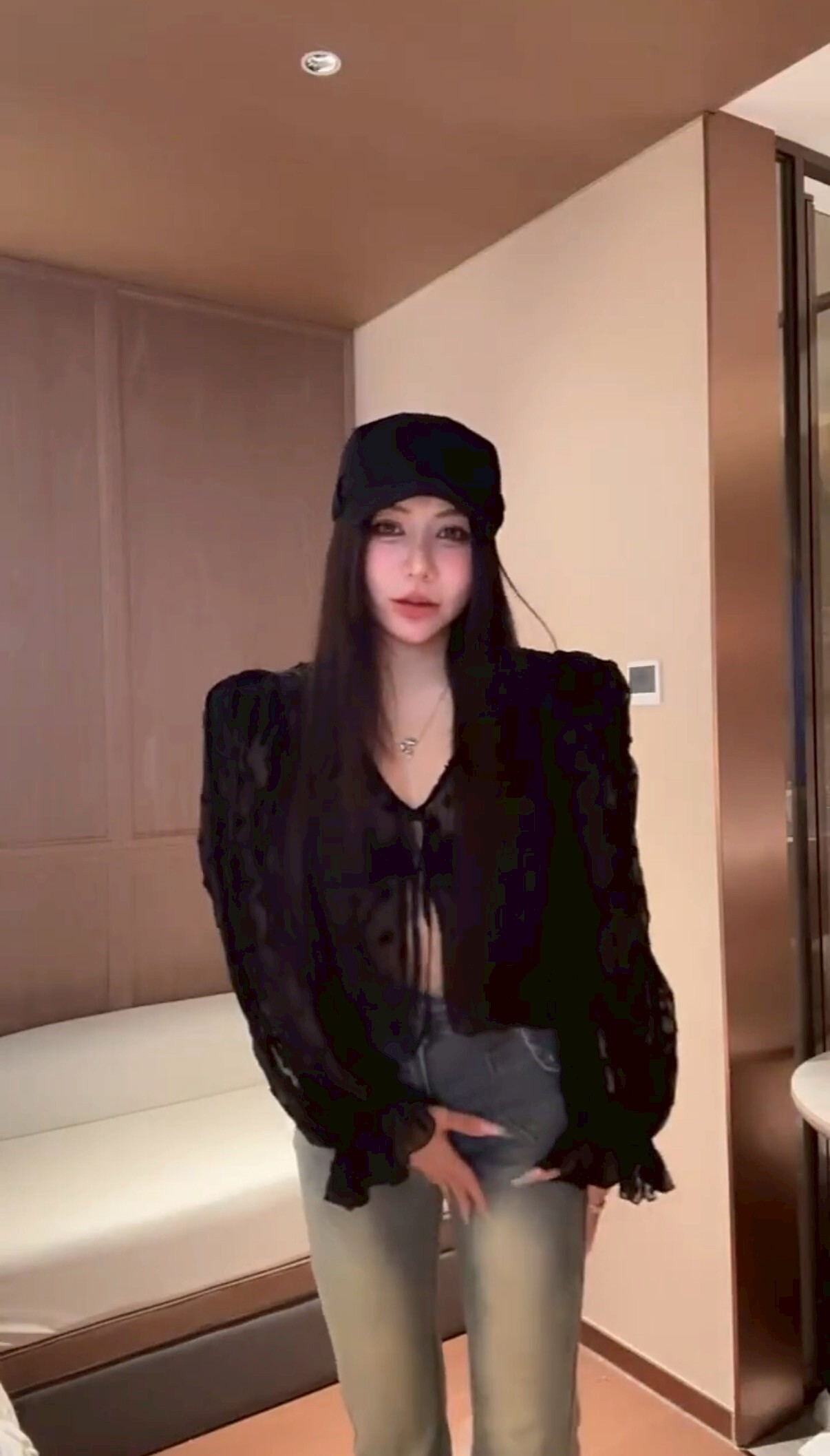 【Apr.08】出口韓單* 私推必拿! 微透綁帶勾花罩衫（墊肩版型極美✨）