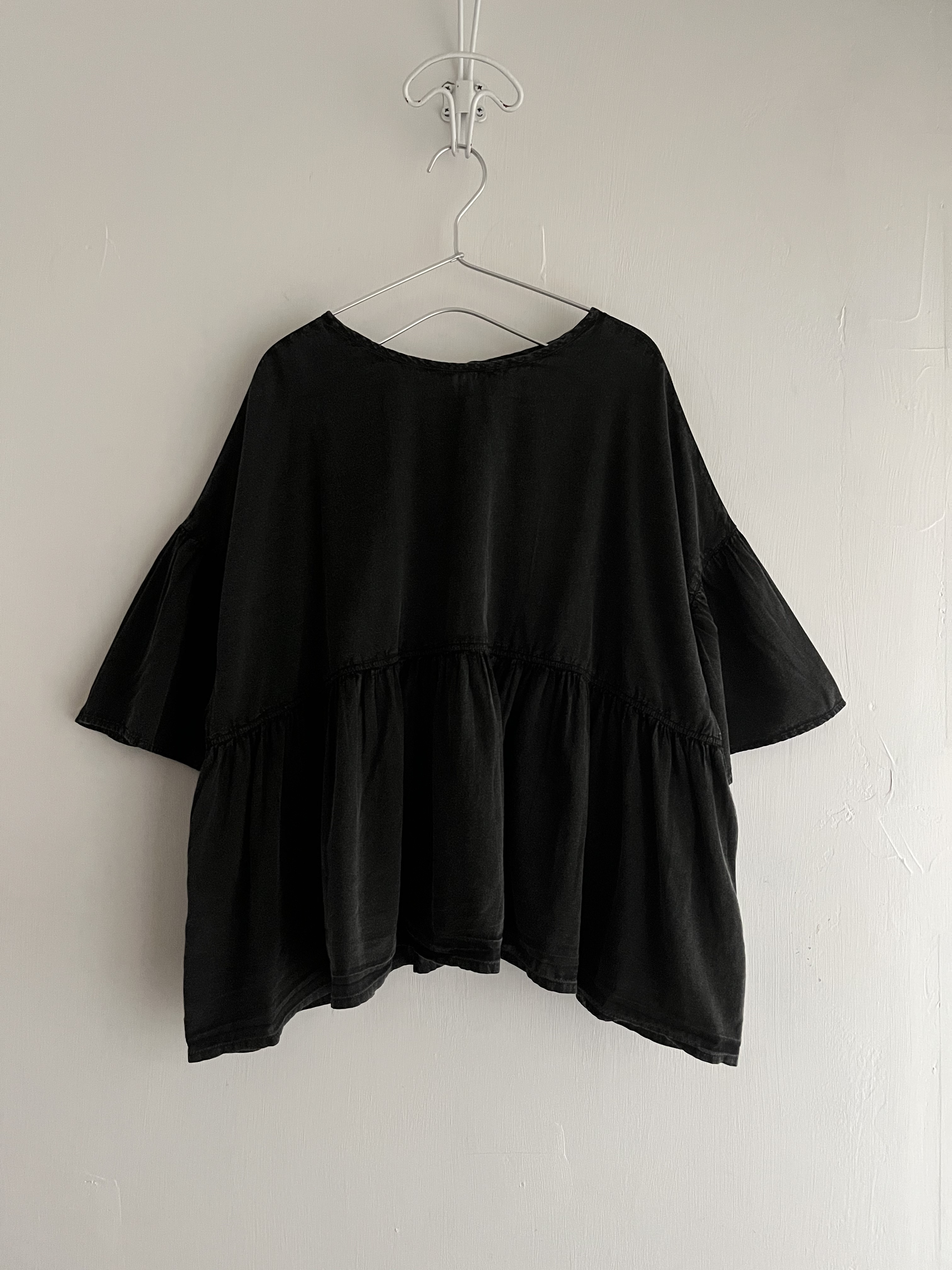 CUBE SUGAR炭黑色洗水布圓領top2way