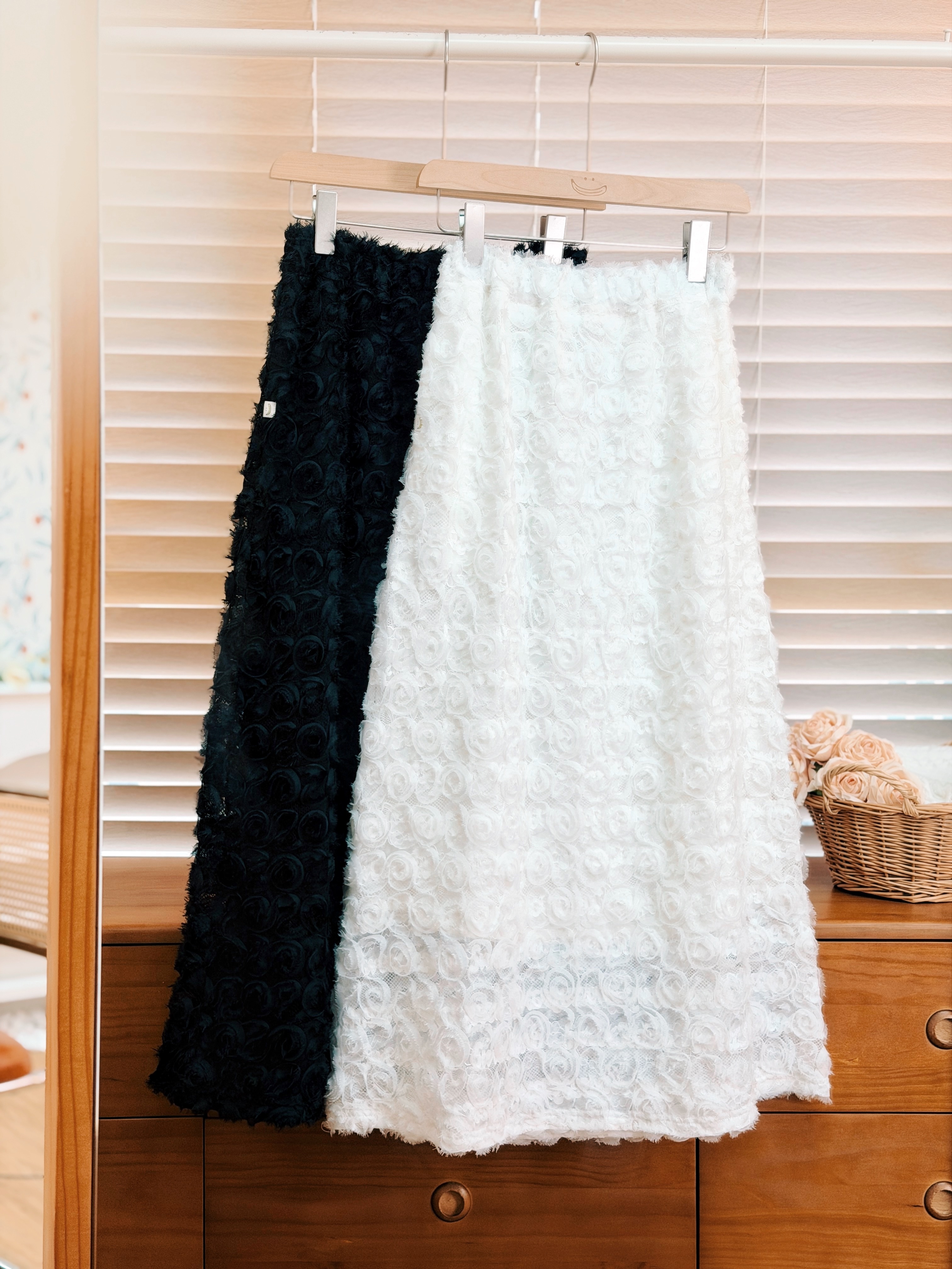 兩色 / 玫瑰網紗小A字長裙 / Rosette Mesh Textured A-Line Skirt