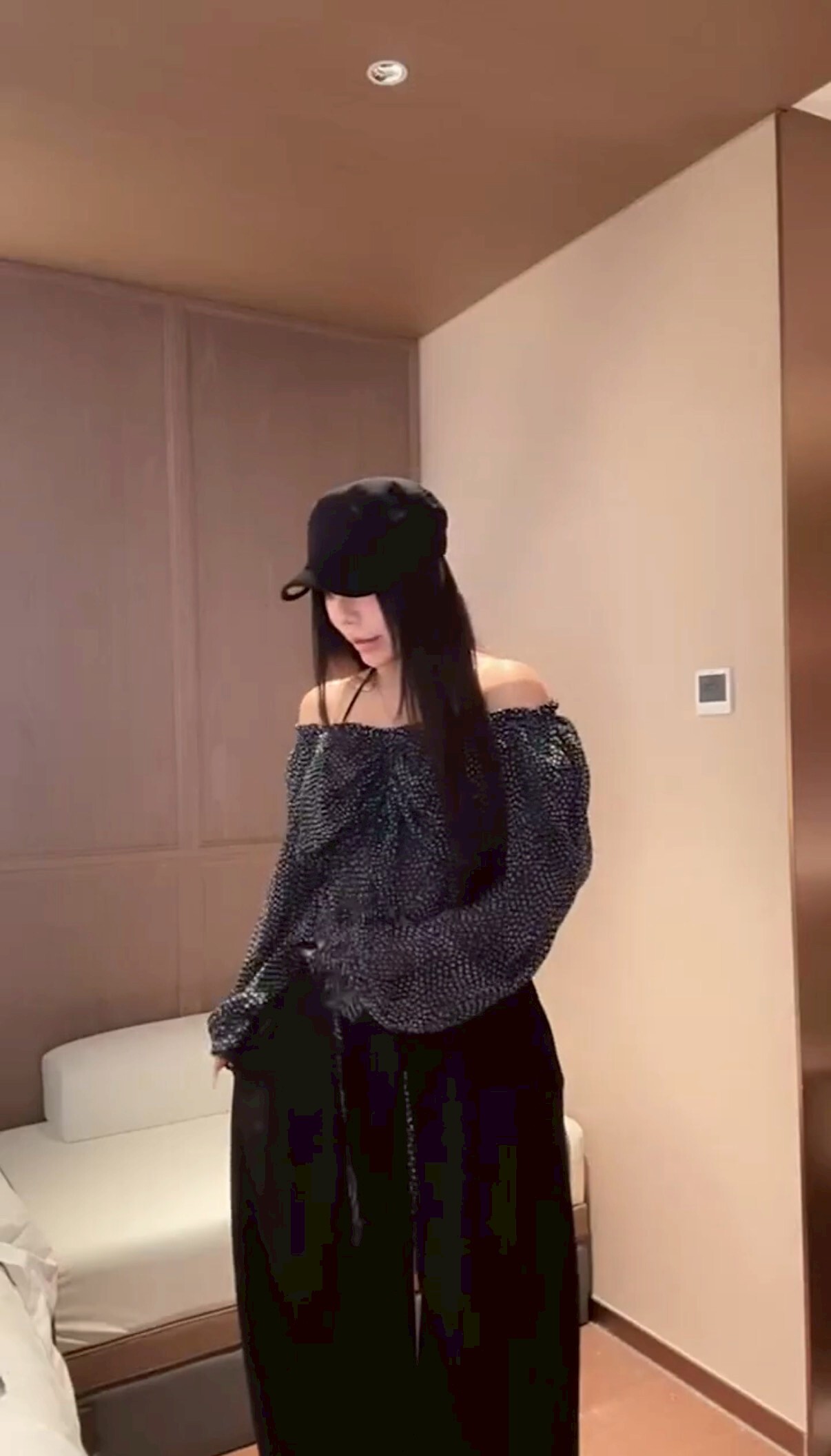 【Apr.08】出口韓單* 此版必收!神美袖型✨微透波點抽繩一字領上衣