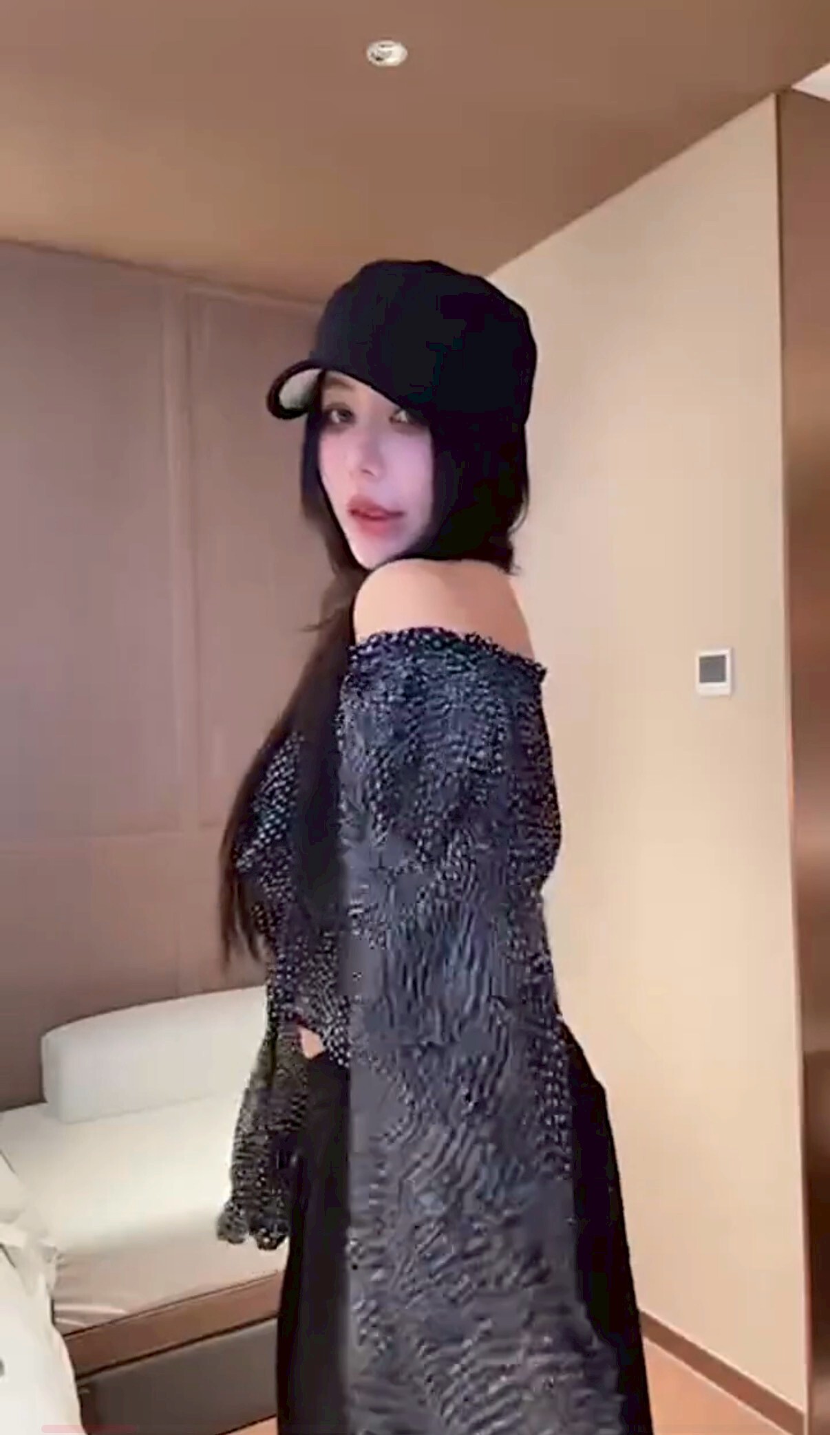 【Apr.08】出口韓單* 此版必收!神美袖型✨微透波點抽繩一字領上衣