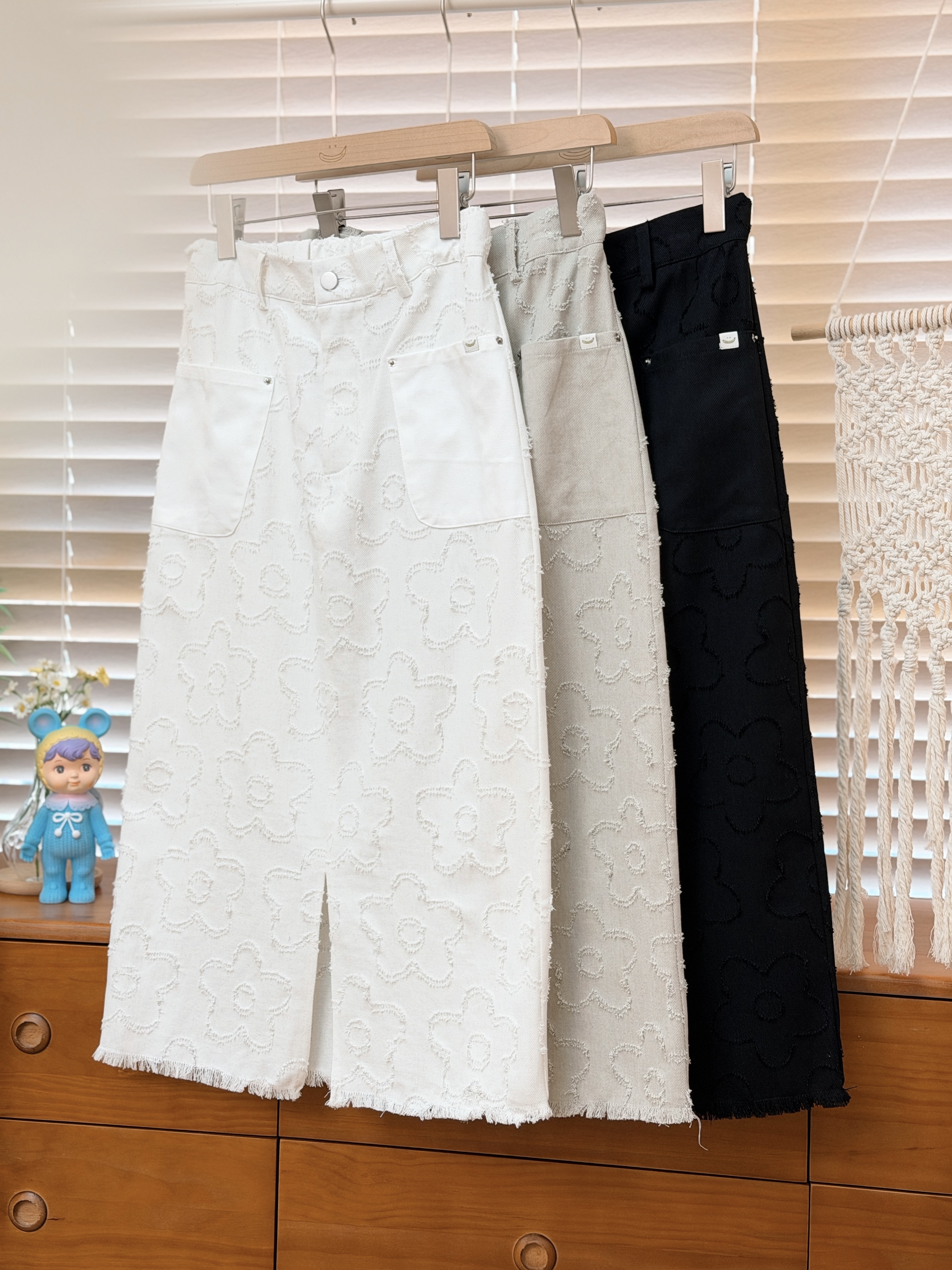 三色 / 質感花花斜布開叉長裙 / Floral Embroidered Twill Slit Skirt