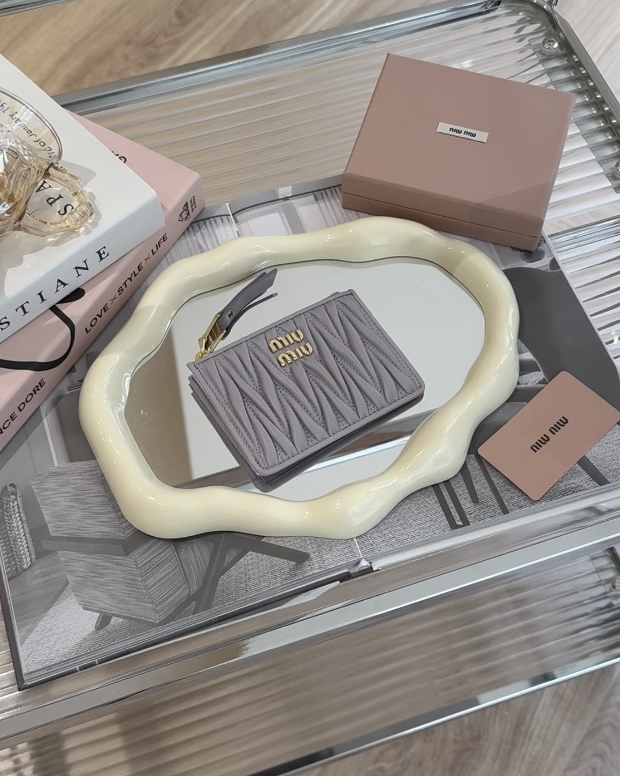 MIUMIU｜一字拉鍊納帕皮革卡包 紫藤色