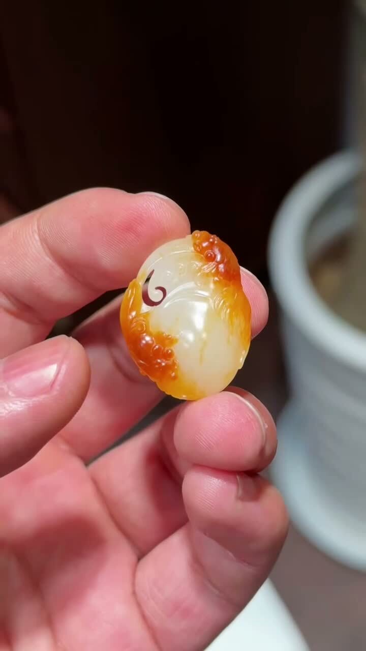 325730 和田玉天地紅油沁皮掛件