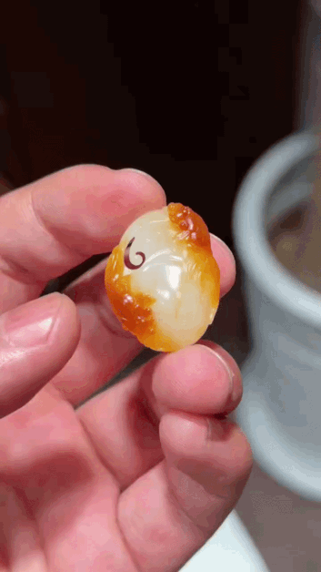 325730 和田玉天地紅油沁皮掛件