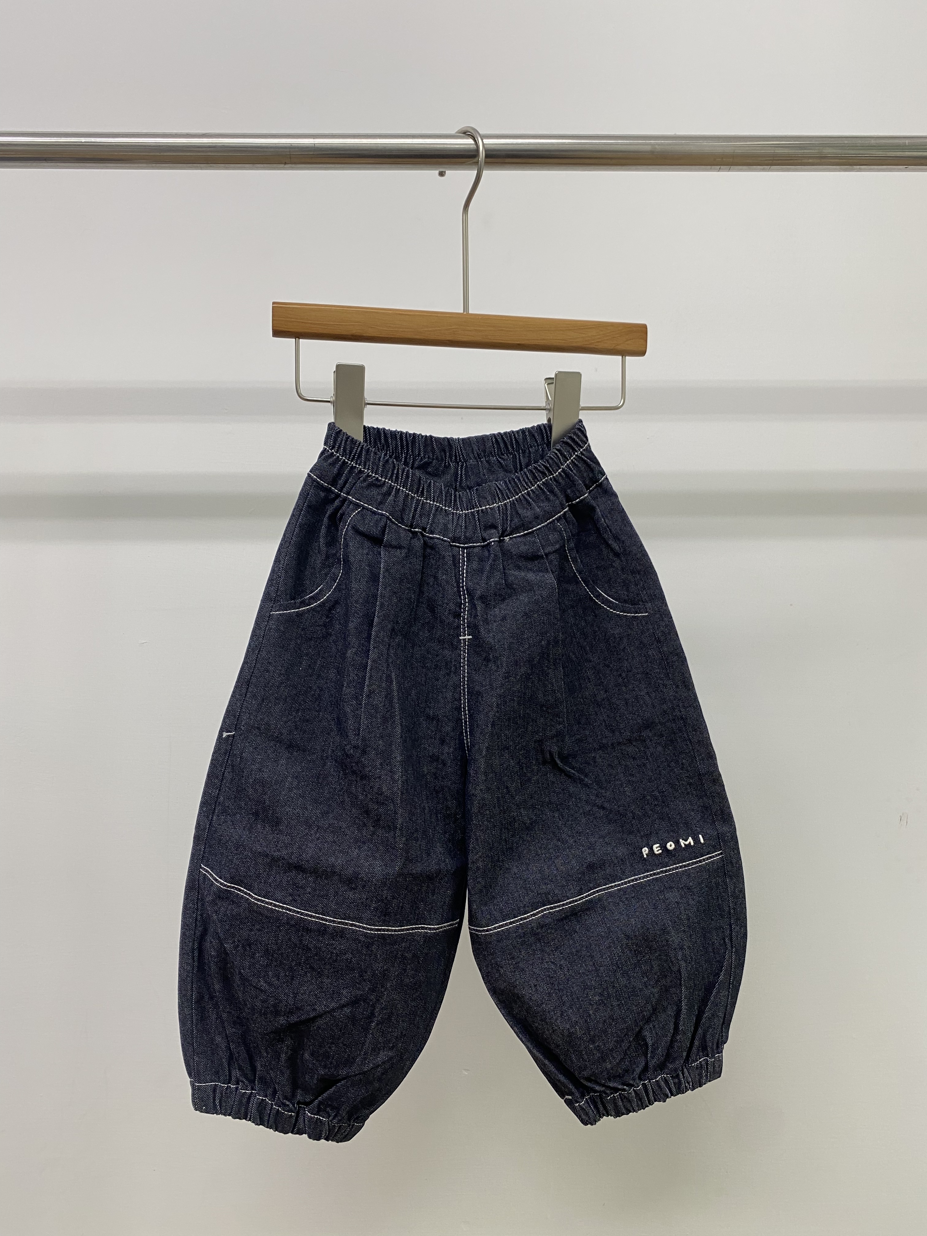 A04827字母縮口原色牛仔褲