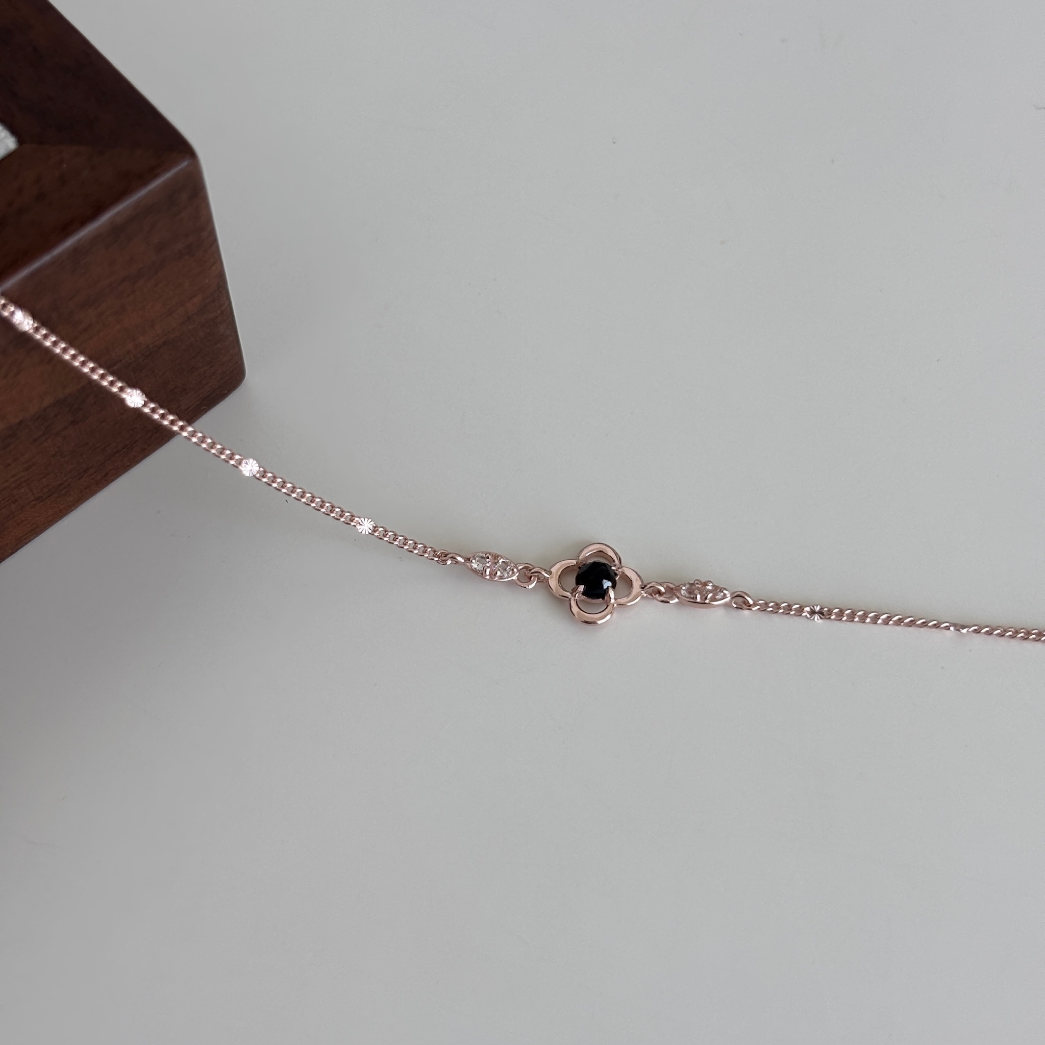 【韓國連線】簍空四葉草黑尖晶手鍊