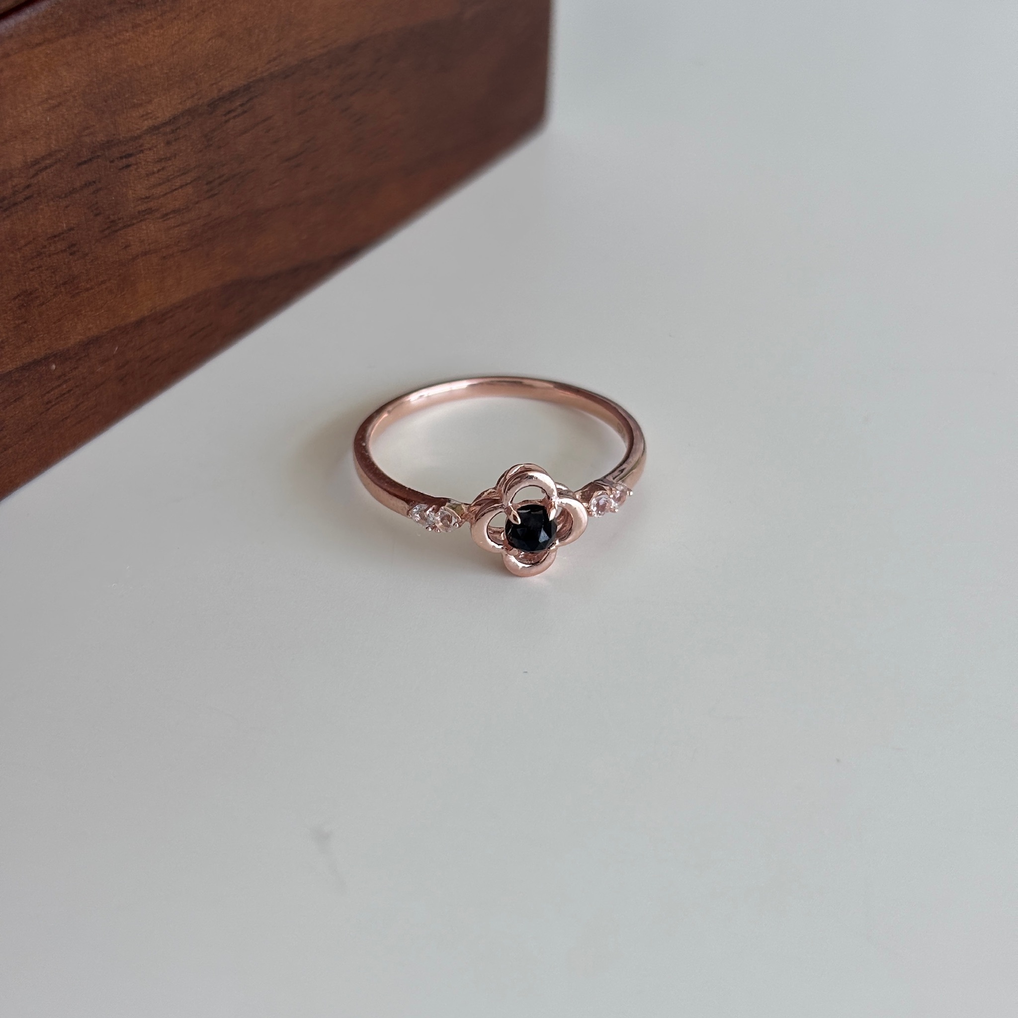 【韓國連線】簍空四葉草黑尖晶戒指