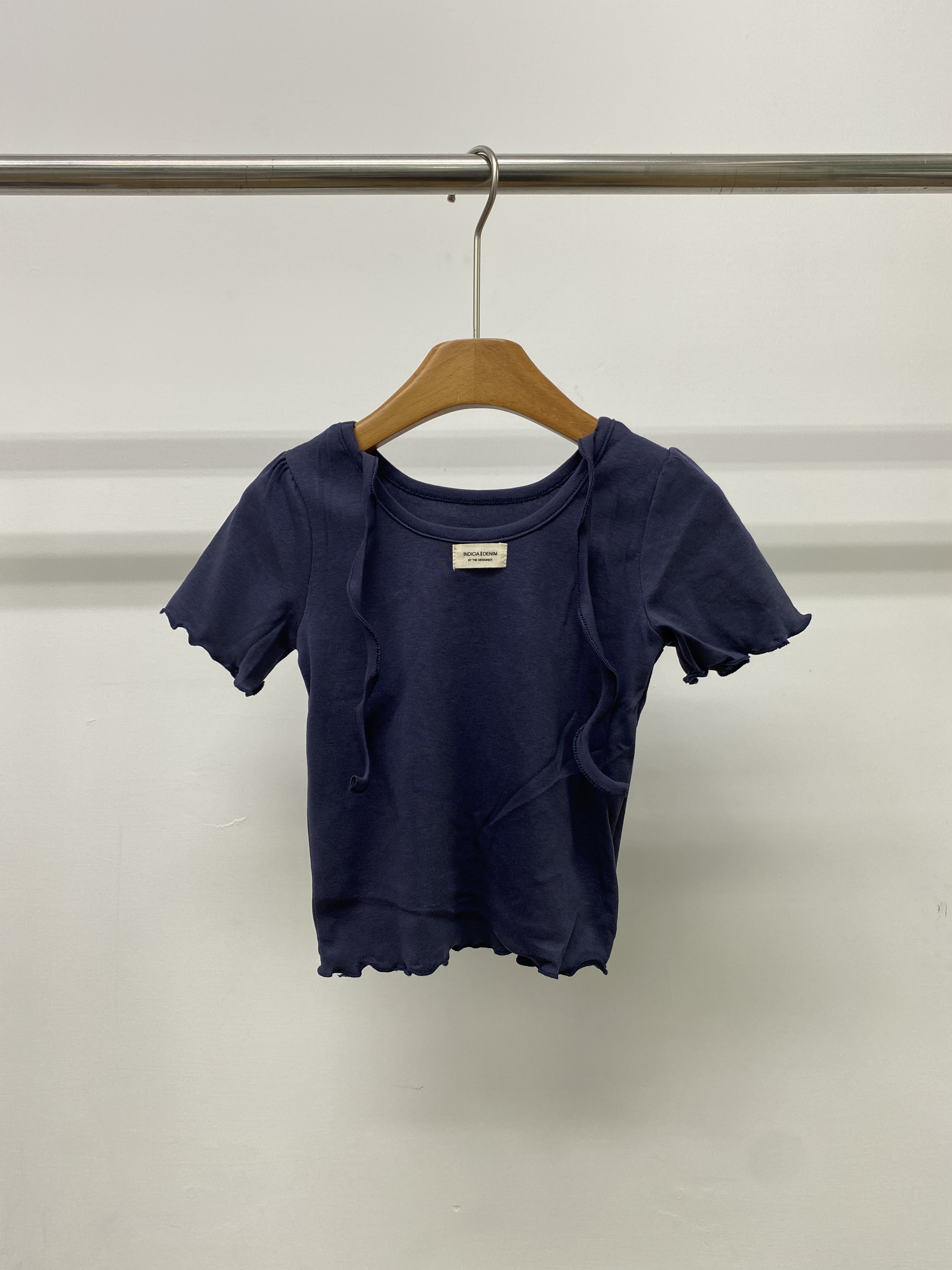 A04828小標捲邊上衣