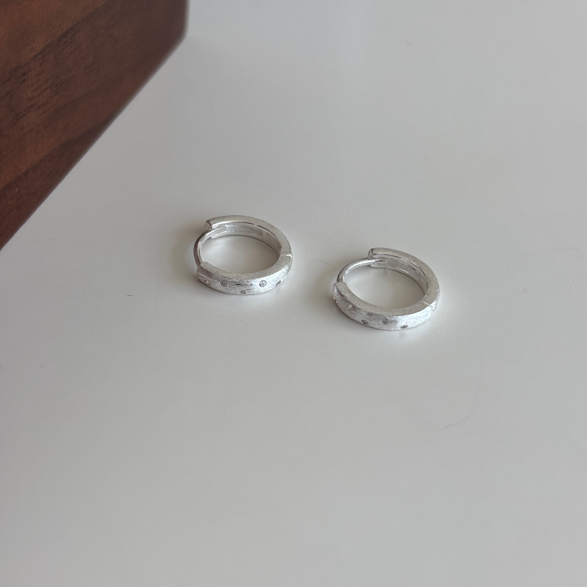 【韓國連線】絲紋感氣泡鋯石耳圈