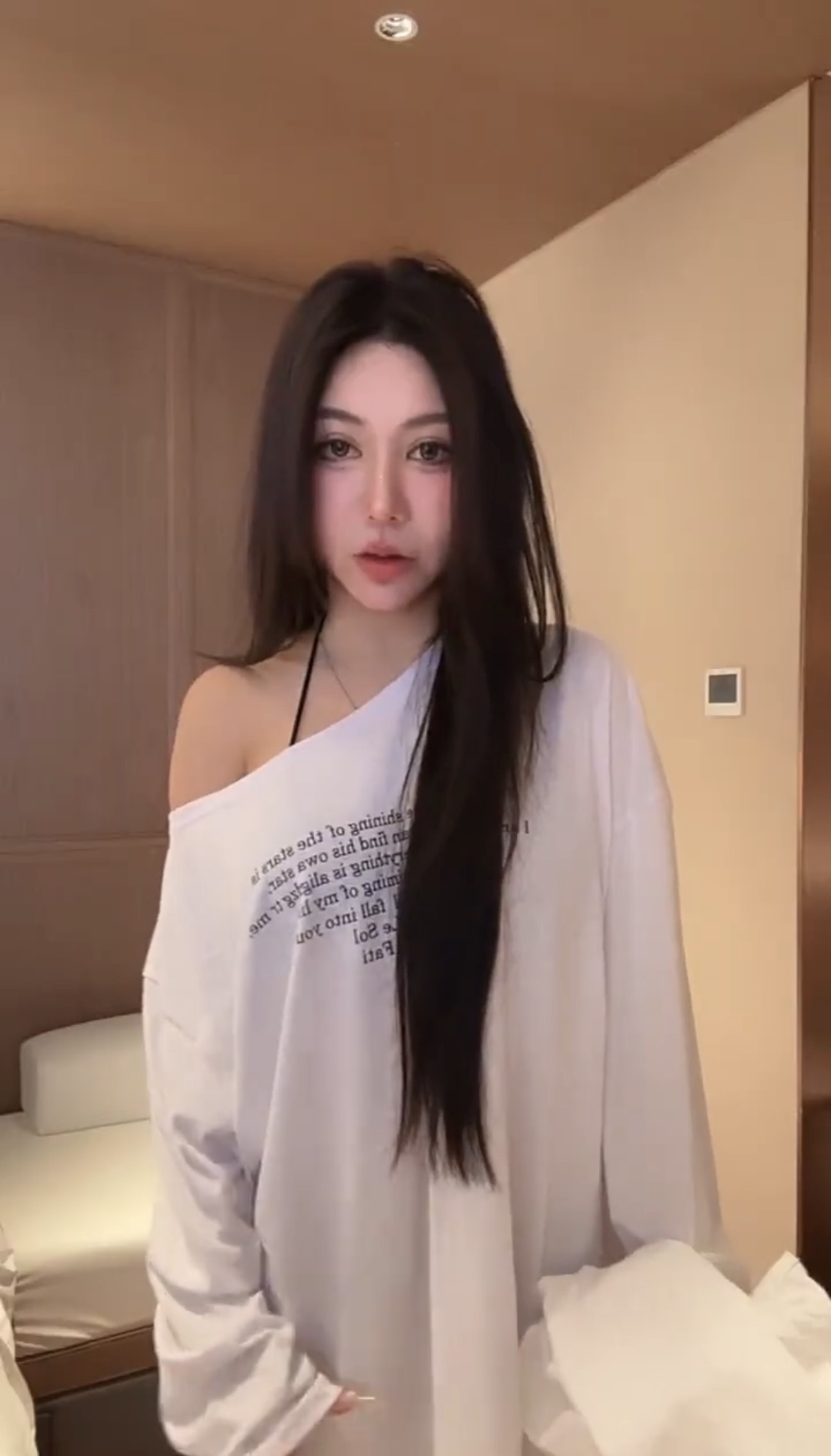 【Apr.08】極親膚透視感斜肩防曬上衣