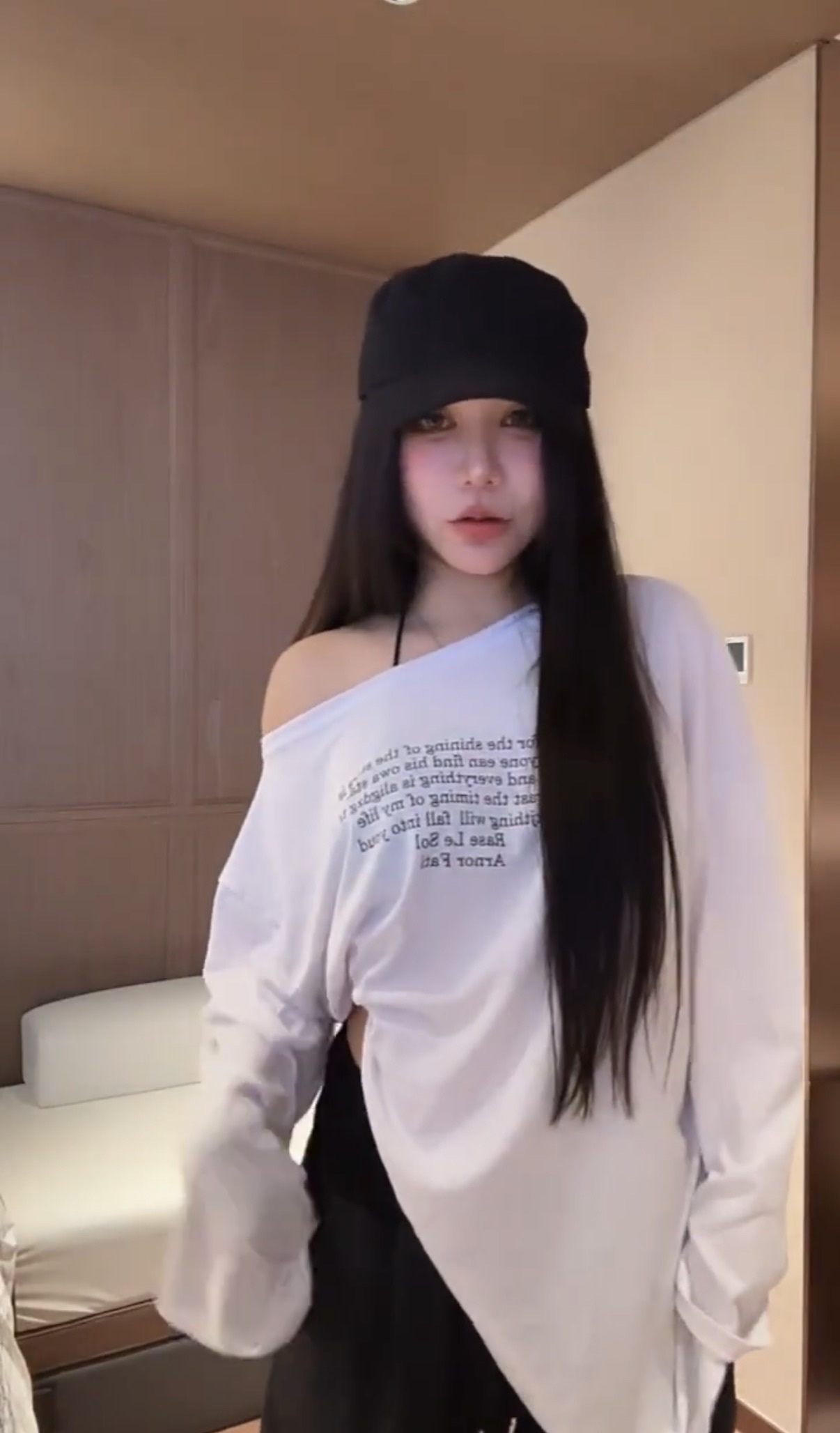 【Apr.08】極親膚透視感斜肩防曬上衣