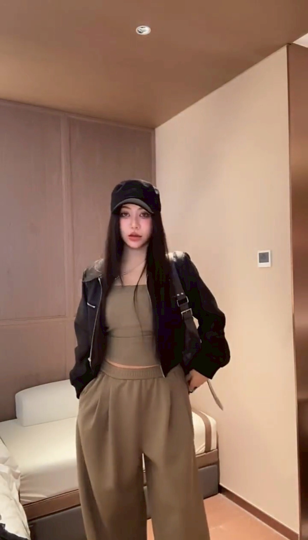 【Apr.08】空氣層平口抹胸+垂感落地寬褲 （小胸可入 不掉落版本!)