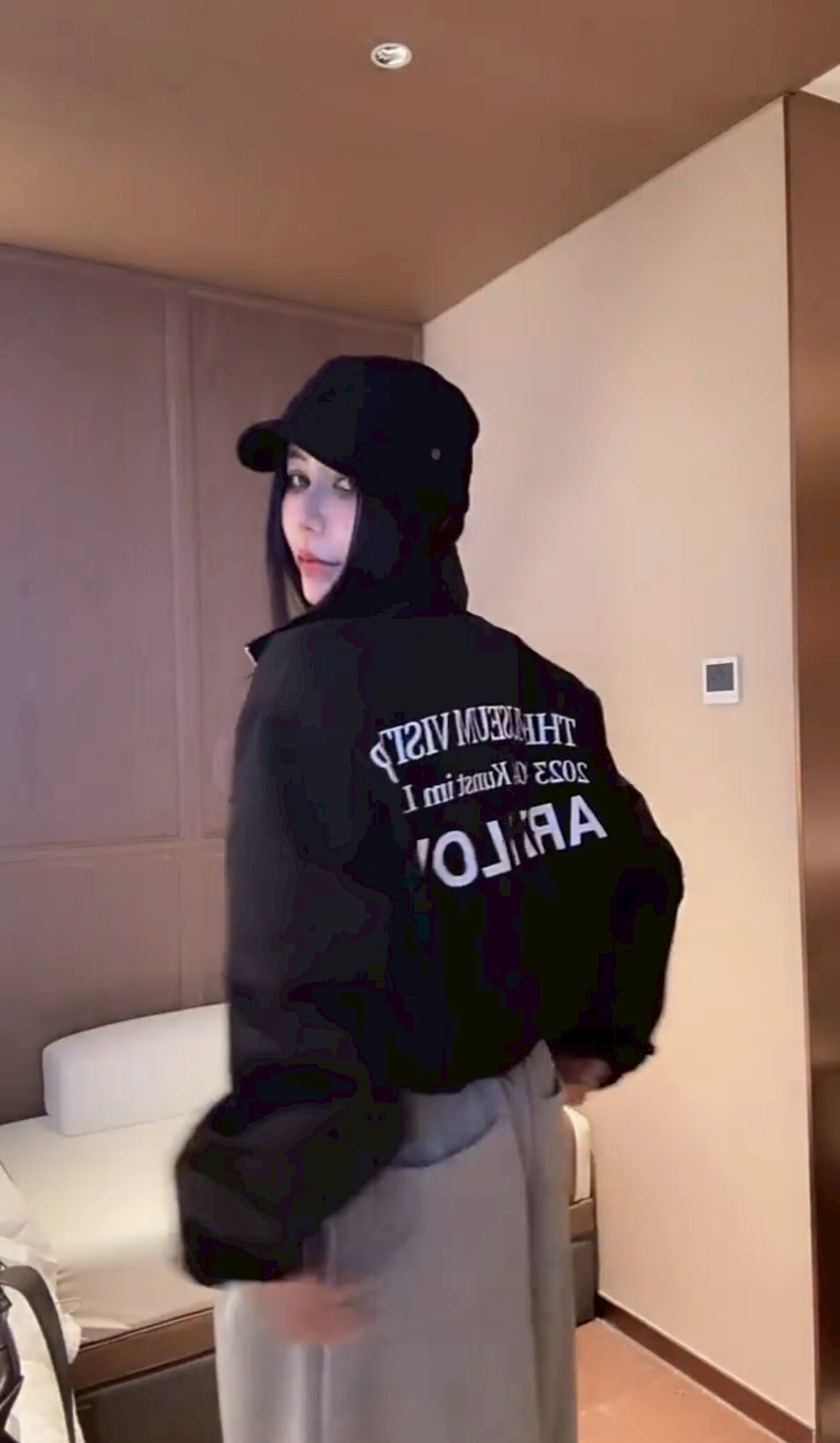 【Apr.08】超輕薄抗皺！後背字母短版風衣外套